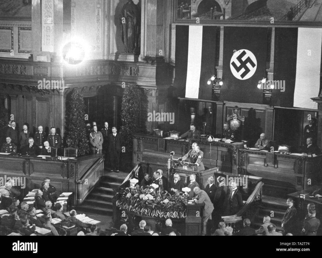 À sa dernière réunion le 18 mai 1933, le Landtag de Prusse, décorées de fleurs swastika et noir-et-blanc-rouge, des drapeaux avec la loi d'habilitation a voté sa dissolution de fait. La photo montre le discours du ministre-président de Prusse Hermann Goering, derrière lui sur le fauteuil présidentiel le président du Landtag prussien et Hanns Kerrl Ministre de la Justice (NSDAP). Assis à gauche dans la photo sur le banc du gouvernement de gauche à droite : l'éducation et de la Culture Ministre Dr. Bernhard Rust (NSDAP, avec brassard à croix gammée), le Dr Johannes Popitz (indépendant) et du travail et le ministre de l'économie, le Dr Banque D'Images