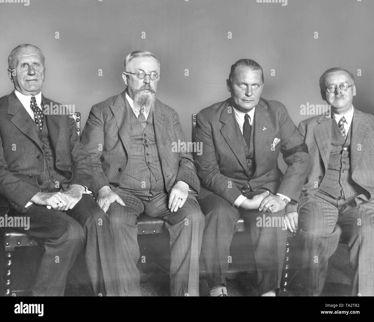 Les quatre présidents du Reichstag posent pour une photo commune (vfrom à gauche) : Troisième Vice-président Walther Graef (DNVP), premier vice-président Thomas Esser (centre), président du Reichstag Hermann Goering (NSDAP) et deuxième vice-président Johann Rauch (BVP). Banque D'Images