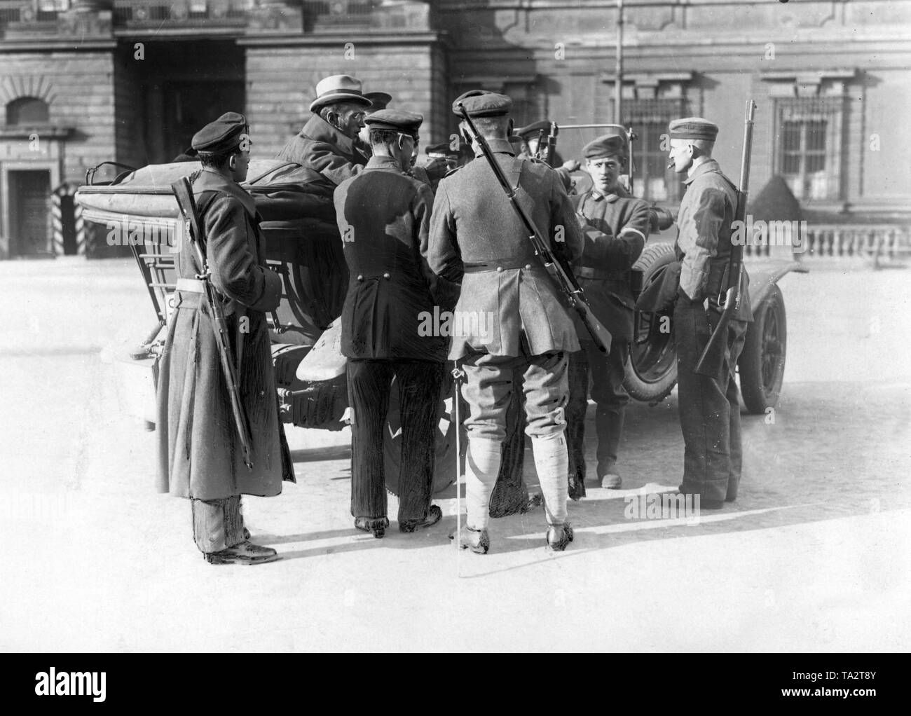 Dans le Noël de 1918, il y a eu de violents affrontements entre le gouvernement et les troupes révolutionnaires fidèles de la Volksmarine Division. En plus de l'occupation de la Division de la Volksmarine Marstall occupe également le Palais de la ville. Ici ils contrôlent le trafic sur la Schlossplatz Banque D'Images