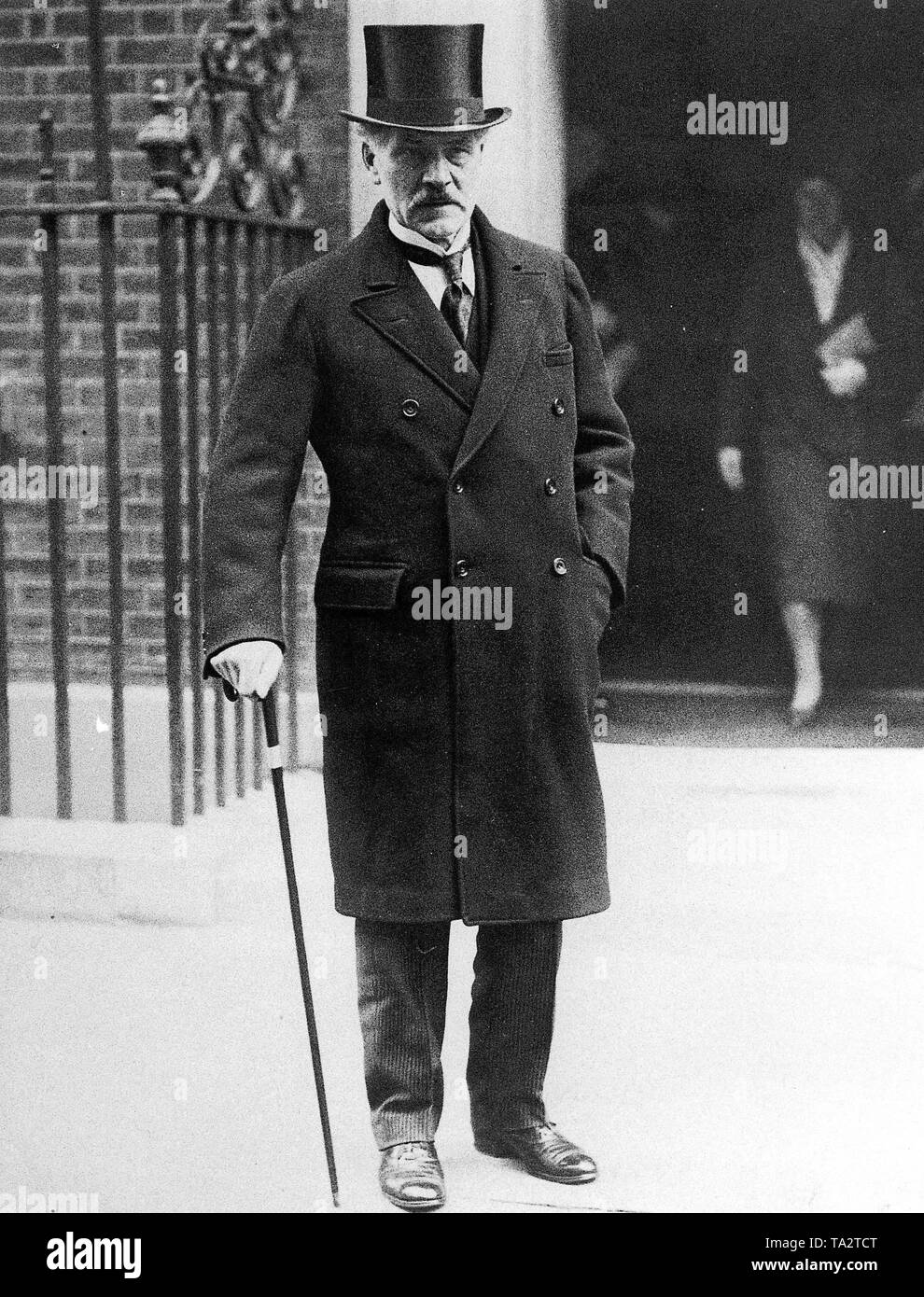 James Ramsay MacDonald (1866-1937), homme politique britannique et co-fondateur du Parti du Travail, au 10 Downing Street. Il a été Premier ministre de Grande-Bretagne en 1924 et entre 1929 et 1935 . Banque D'Images