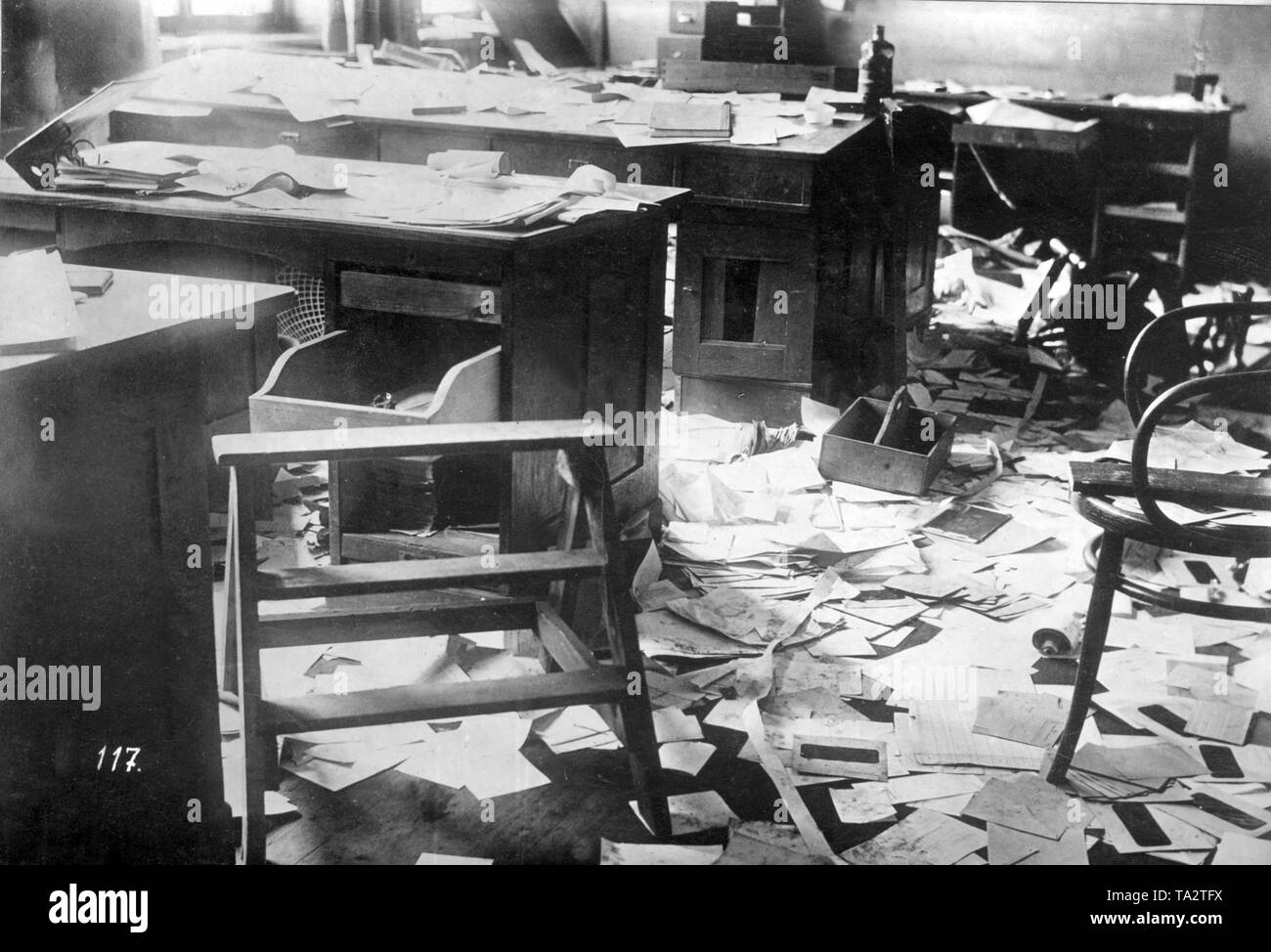 Au cours de l'occupation de l'Duisburger Stahlwerk, soldats français ravagé le bureau de paie de l'entreprise sans date (photo). Banque D'Images