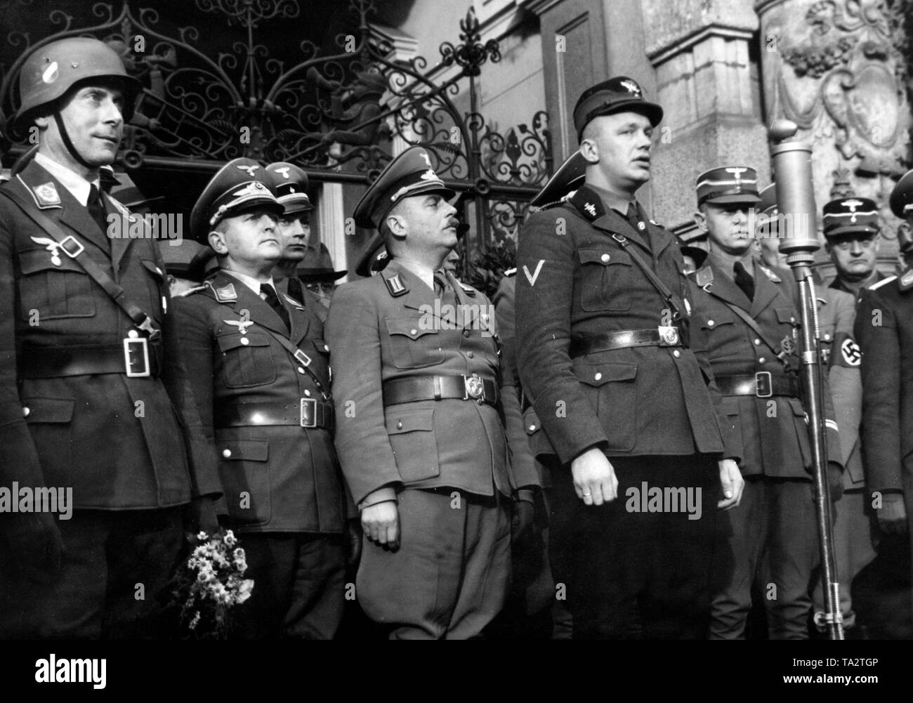 Nazi le maire de la ville de Reichenberg dans les Sudètes se félicite de la Luftwaffe (Armée de l'air) unité de la Wehrmacht qui est revenu de la campagne militaire en Pologne. Banque D'Images