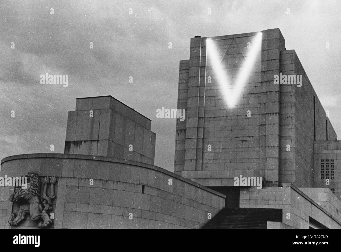 Une lettre V est allumé sur le bâtiment de l'Veitsberg à Prague. Le V est utilisé comme symbole de la victoire des Nazis. Banque D'Images