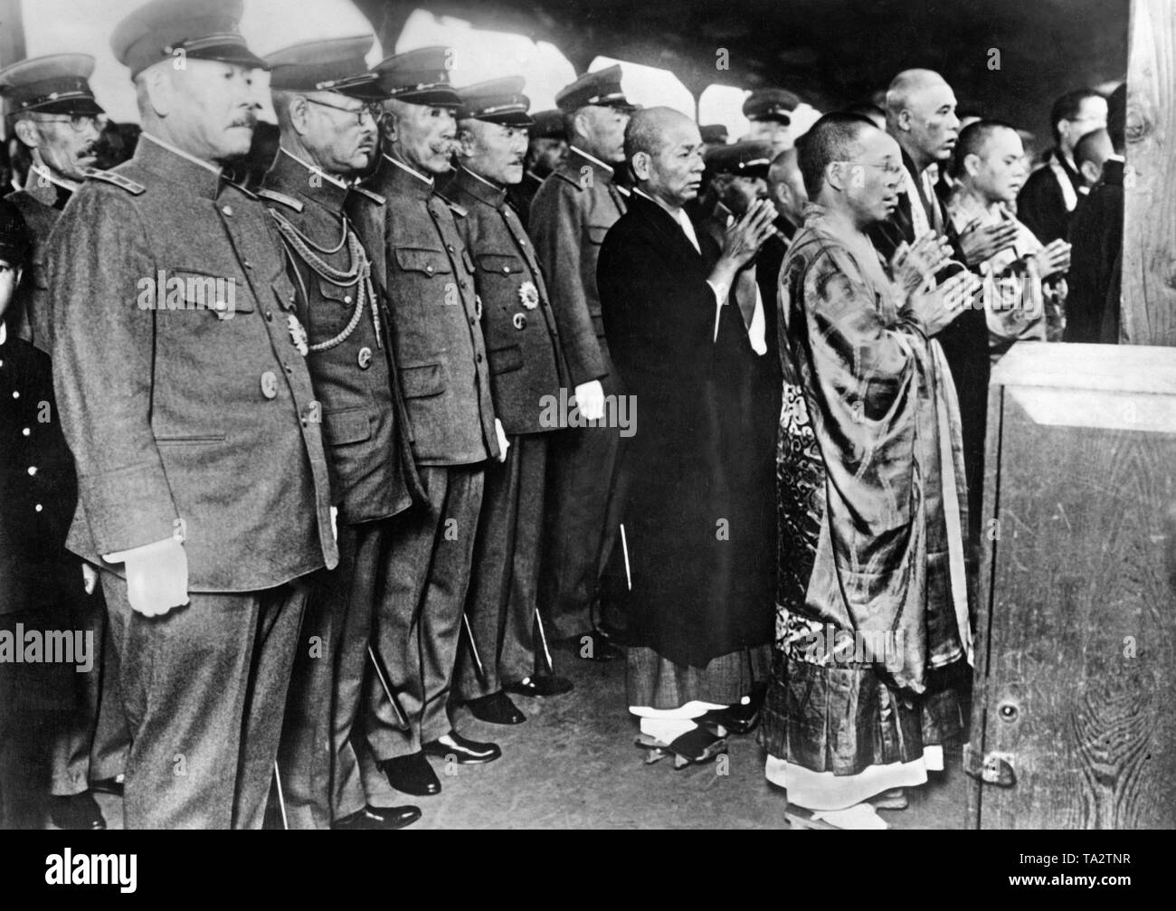 Les membres des forces militaires et de certains prêtres assister à un service commémoratif à Tokyo en l'honneur des soldats japonais qui sont tombés au cours de la crise de Mandchourie. Banque D'Images