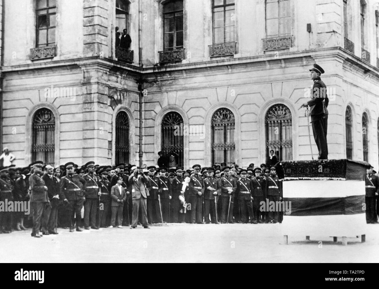 En face de l'université de Stambul (centre-ville), un jeune officier prononce un discours aux officiers, les soldats et les étudiants, en l'honneur de la libération de l'Etat turc. La victoire sur les Grecs et le retrait des troupes grecques d'Anatolie sont célébrés en même temps. La victoire a eu une influence décisive sur l'issue de la guerre de libération, qui a abouti à la fondation de la Turquie moderne par Atatuerk. Banque D'Images