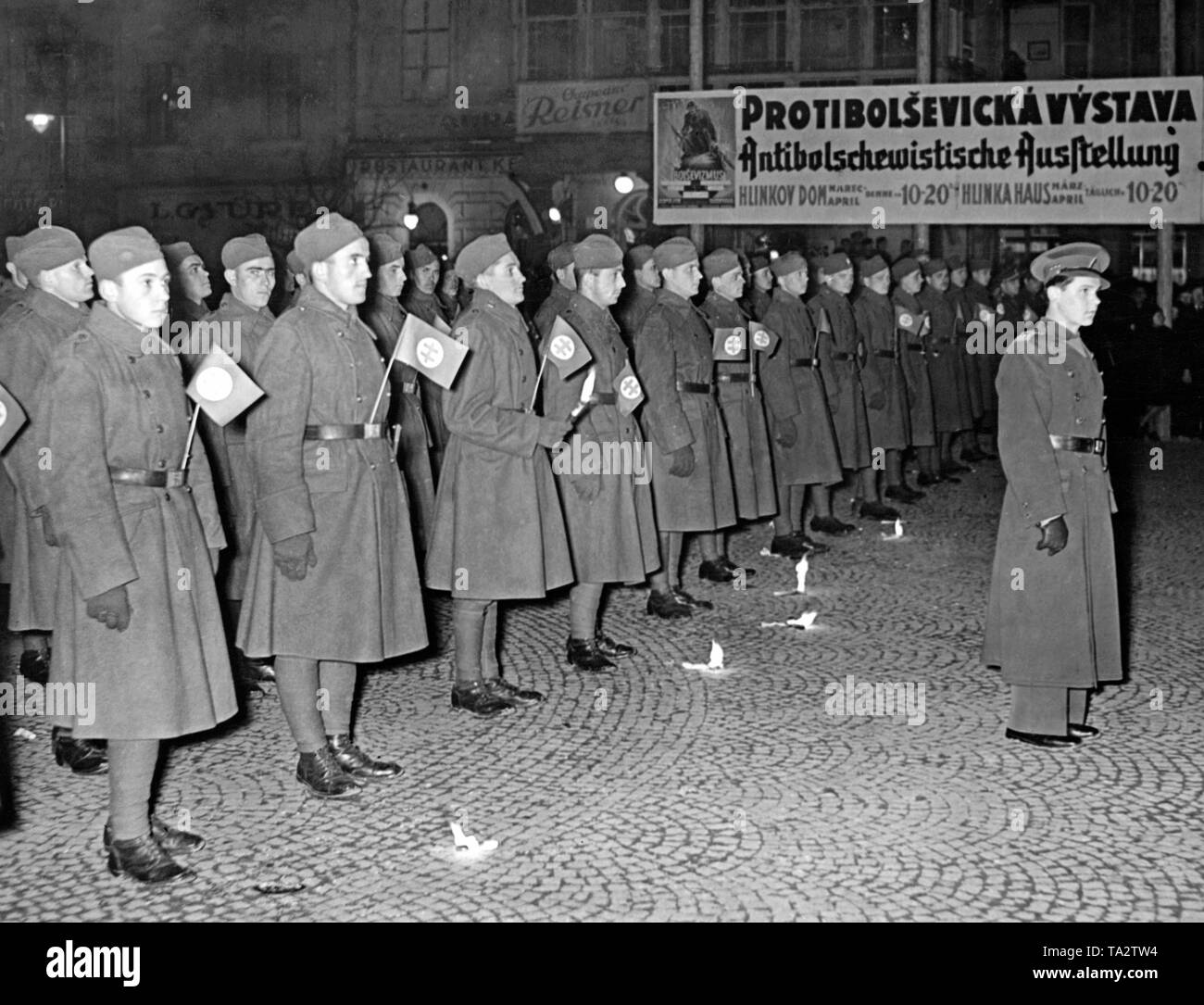 À l'occasion de la souveraineté de l'Etat slovaque, une cérémonie nationale prend place devant le théâtre à Bratislava. En mars 1939, l'Etat slovaque est devenue indépendante sous la pression d'Hitler. Banque D'Images