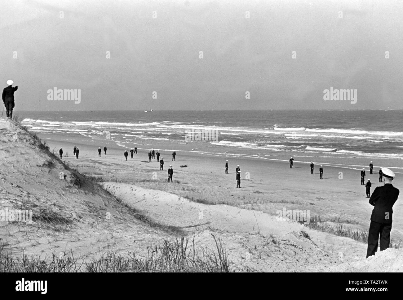Sur une plage de Norderney, instructeurs de la Kriegsmarine pratiquer les exercices avec les recrues. Banque D'Images
