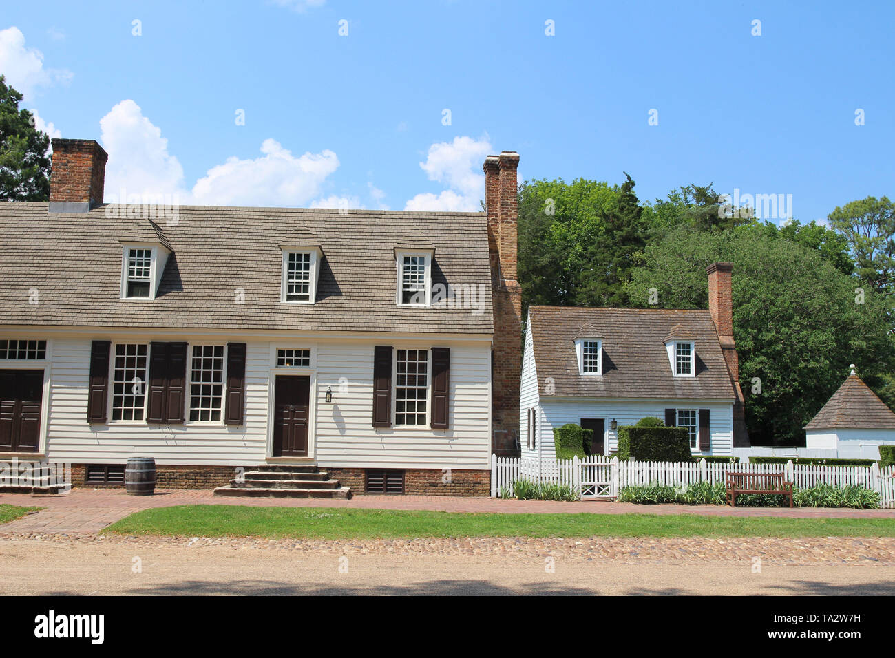 Maisons de style colonial dans une rue de l'été, Virginia, USA Banque D'Images