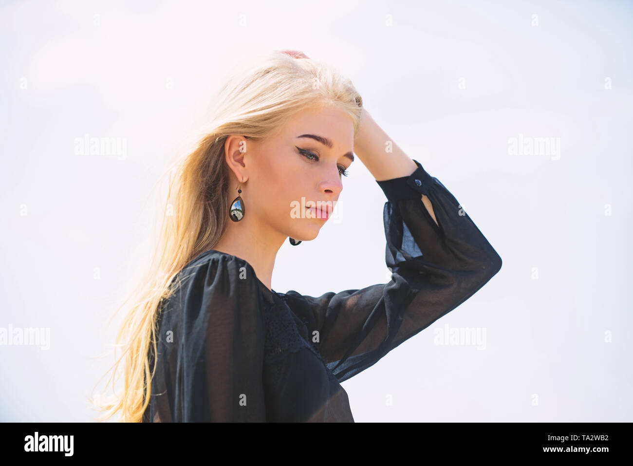 Blanchissement des racines. Conseils coiffure concept. Sauver mes cheveux décolorés. Comment prendre soin de cheveux décolorés. Offres maquillage visage fille blonde fond de ciel. Comment réparer les cheveux décolorés et rapide en toute sécurité. Banque D'Images Blanchissement des racines. Conseils coiffure concept. Sauver mes cheveux décolorés. Comment prendre soin de cheveux décolorés. Offres maquillage visage fille blonde fond de ciel. Comment réparer les cheveux décolorés et rapide en toute sécurité. Banque D'Images
