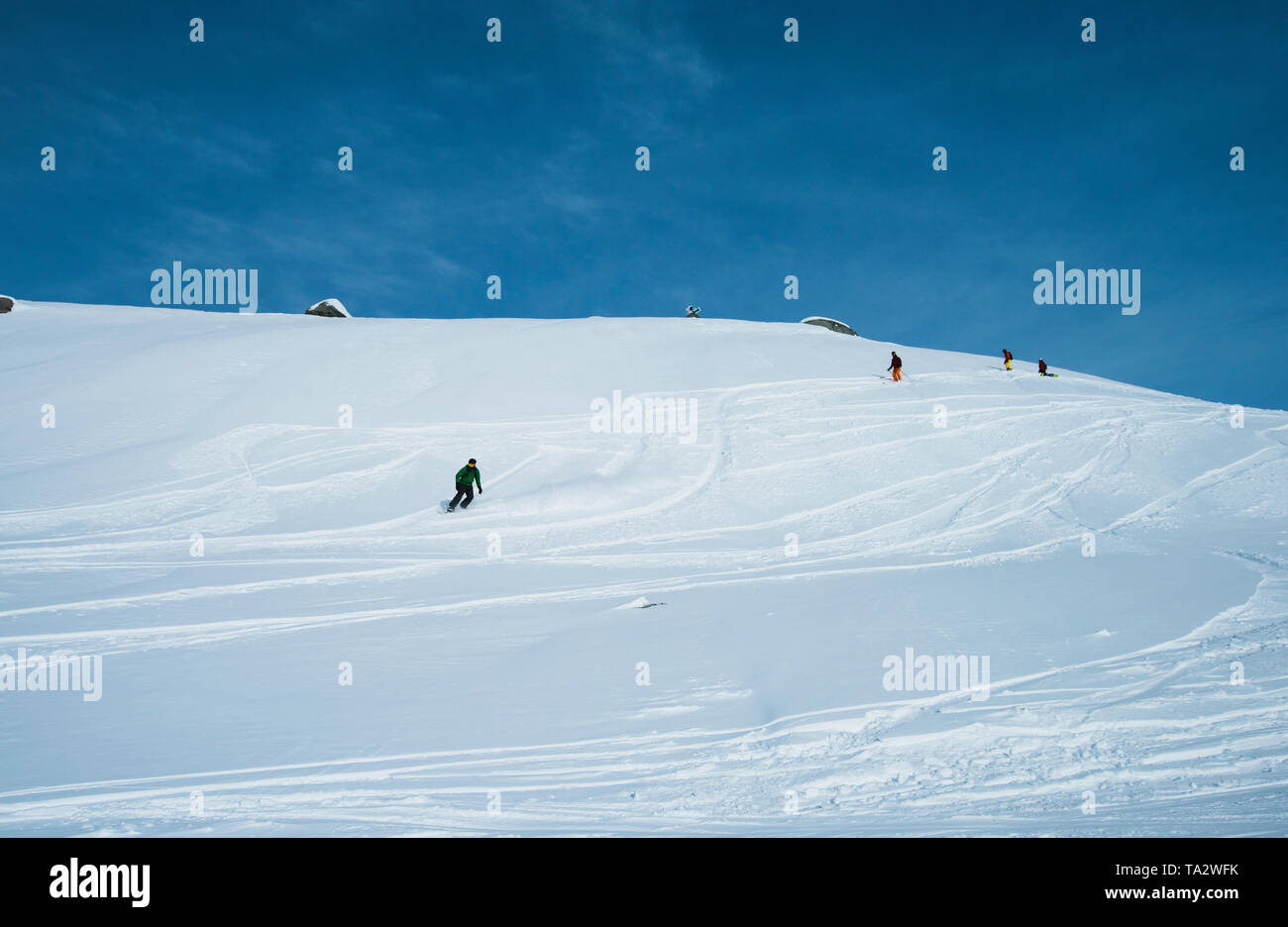 Paysage panoramique avec vue sur les skieurs hors-piste qui descend une pente en hiver alpine mountain resort Banque D'Images