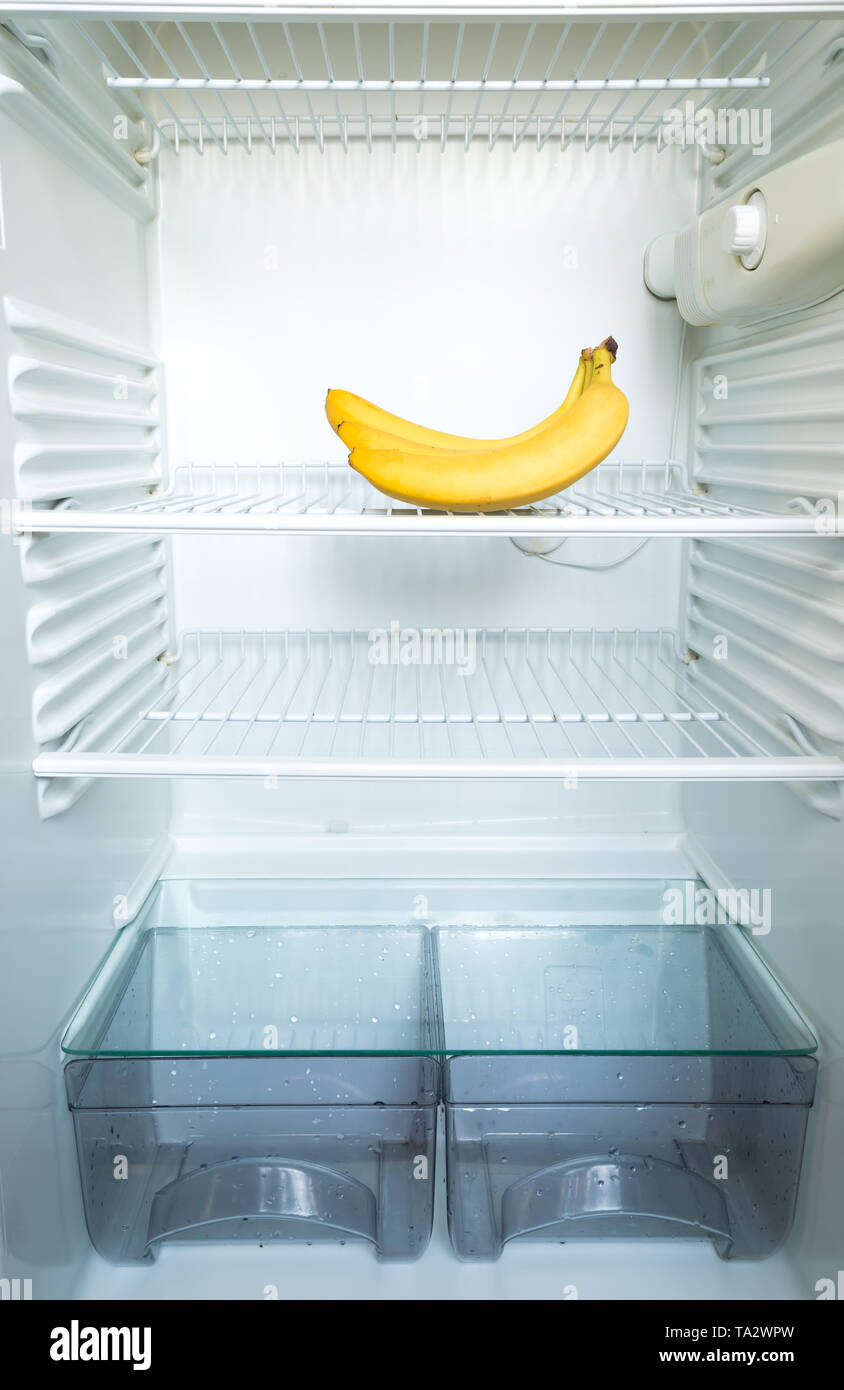 Des bananes fraîches sur étagère d'ouvrir réfrigérateur vide. Concept de  régime de perte de poids Photo Stock - Alamy