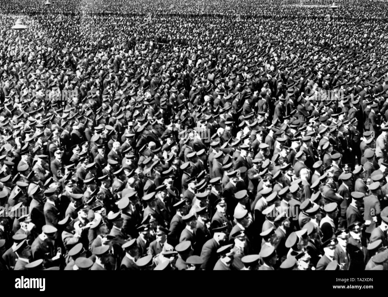 Les délégations de 40 000 anciens combattants de guerre et 215 000 camarades sont à l'écoute de discours d'Adolf Hitler dans le Karlswiese à Kassel à l'occasion de la première 'Grossdeutscher Reichskriegertag' (grand allemand Veteran's Day). Banque D'Images