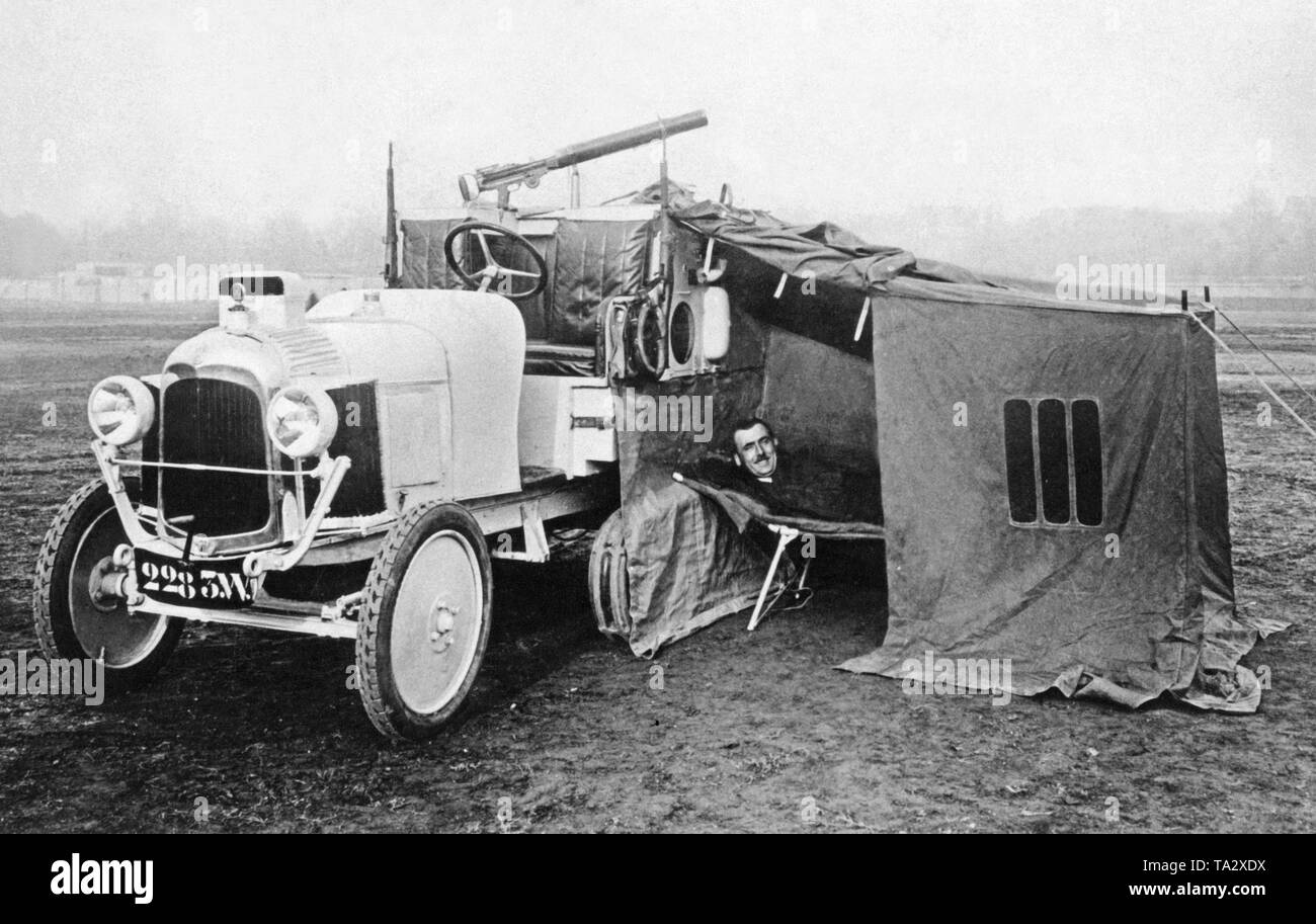 André Citroën s'était converti cinq Citroen B2 à demi-piste des véhicules pour une traversée du Sahara de Touggourt en Algérie à Tombouctou au Mali en 1922. Banque D'Images