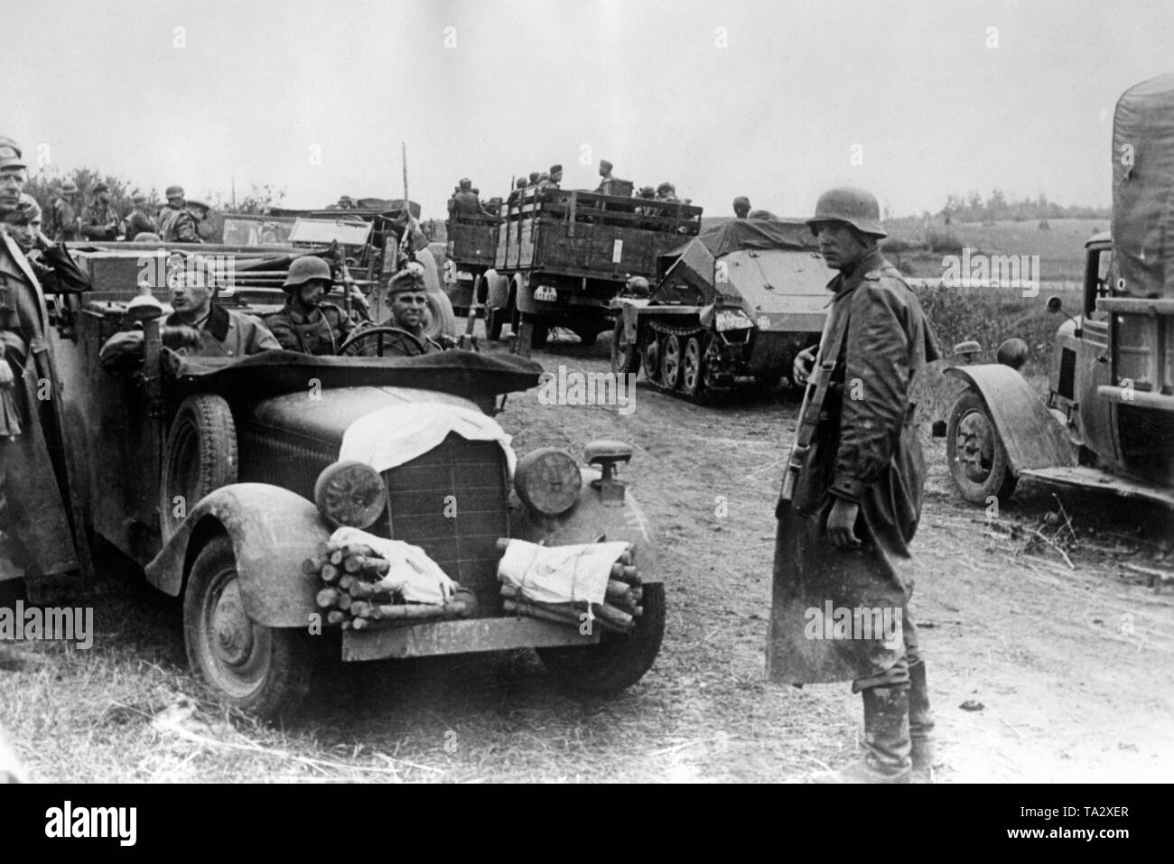 Un commandant du régiment (dans la voiture à l'extrême gauche) est venu à l'avant de discuter avec le chef de bataillon, l'opération contre un village. À La Moskowa, à environ 100 kilomètres à l'ouest de Moscou. Photo : correspondant de guerre Herrmann. Banque D'Images