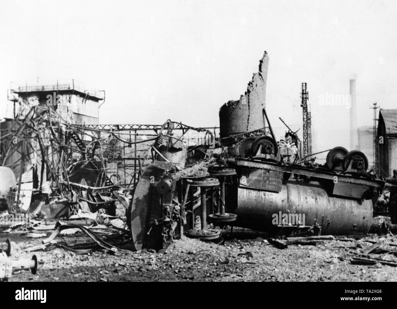 Photo d'un train de munitions français détruits par les stukas allemands (bombardier en piqué). Banque D'Images