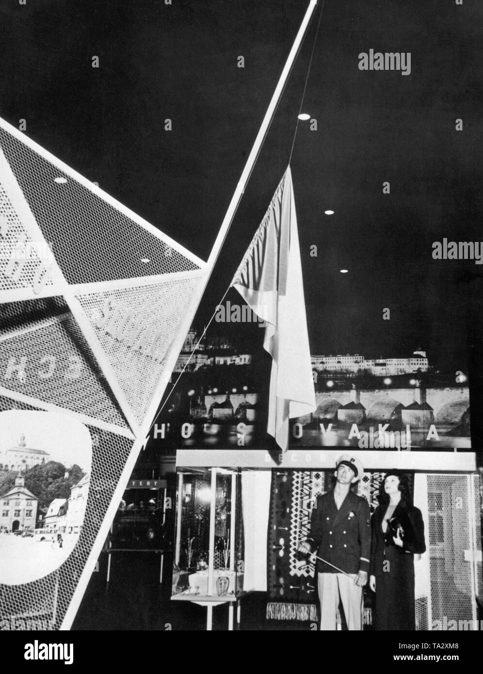 Le pavillon de la Tchécoslovaquie est rédigé en berne sur l'île au trésor près de San Francisco. Selon une déclaration germano-tchèque, le Protectorat de Bohême et Moravie est établi en République tchèque sous la direction socialiste. Banque D'Images