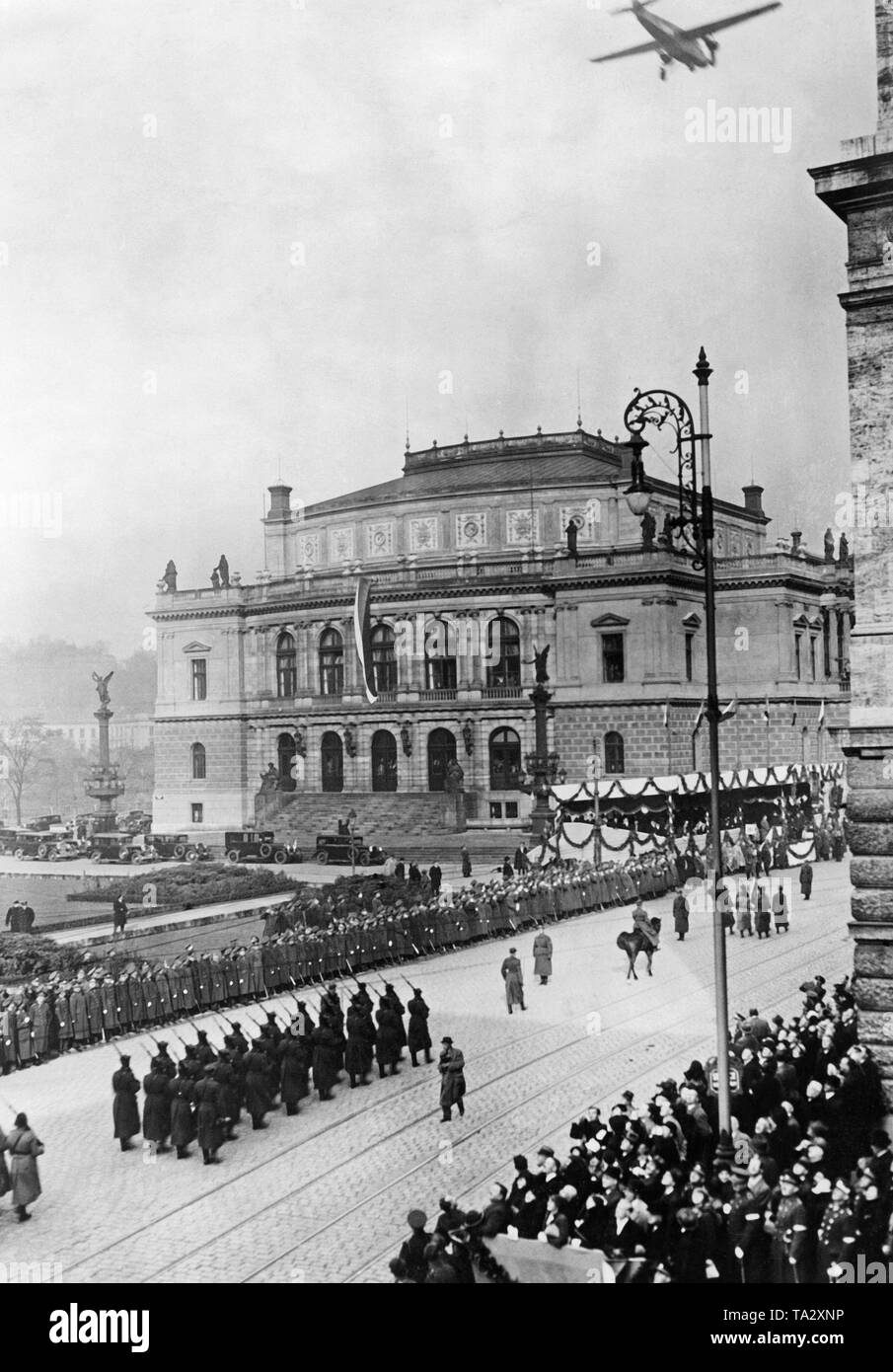 Parade de la garnison à l'occasion du 15e anniversaire de la fondation de la République tchécoslovaque de Prague. Le président Tomas Garrigue Masaryk se félicite de la parade sur la tribune (r.) au parlement de la République tchèque. Banque D'Images