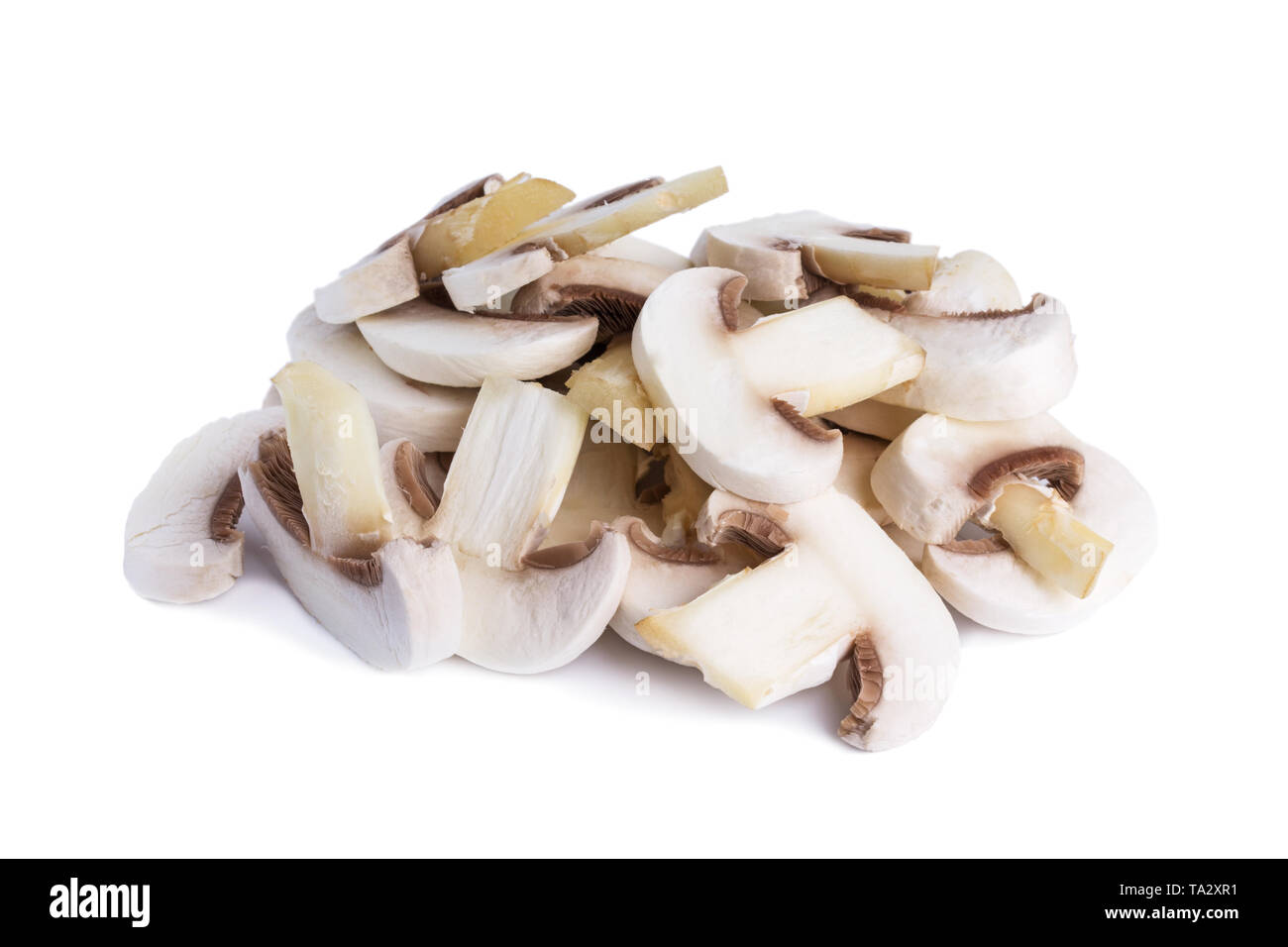 Colline de pelés et coupés champignons blancs sur fond blanc Banque D'Images