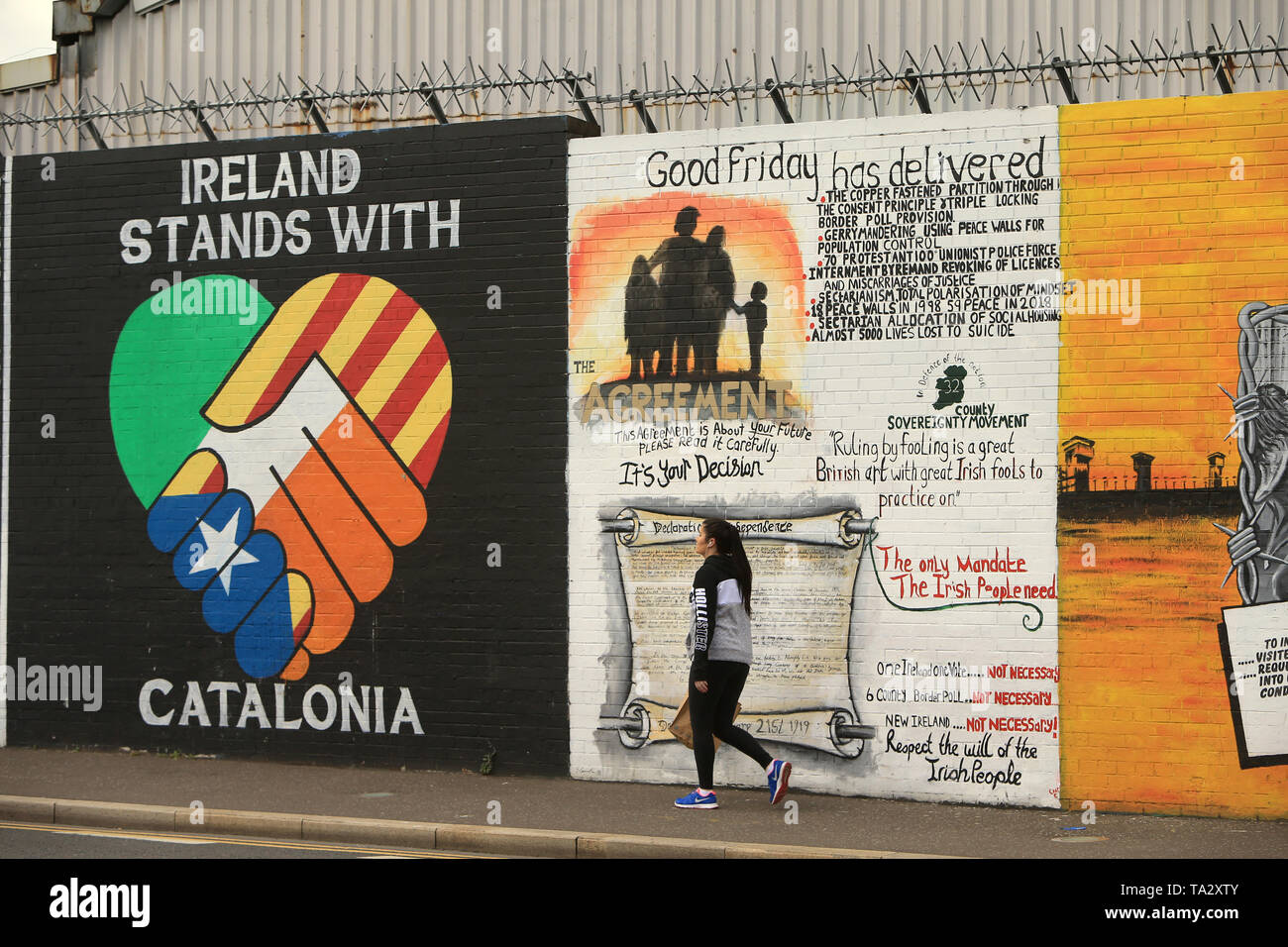 Sur le mur de International Falls Road, l'ouest de Belfast. Photo/Paul McErlane Banque D'Images