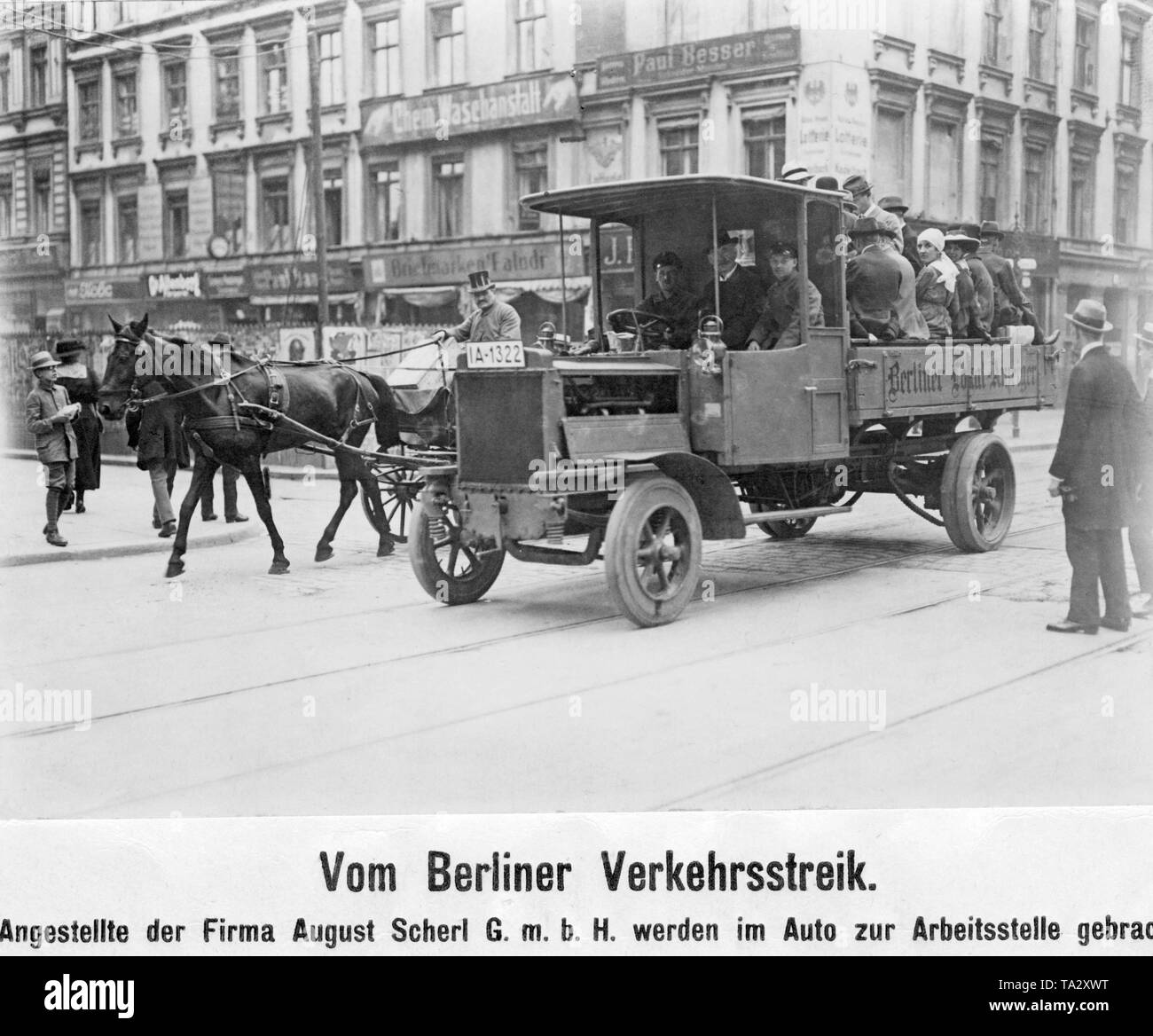 Employés vont travailler sur la zone de chargement de ? ?un camion de la Berliner Lokal-Anzeiger. Banque D'Images