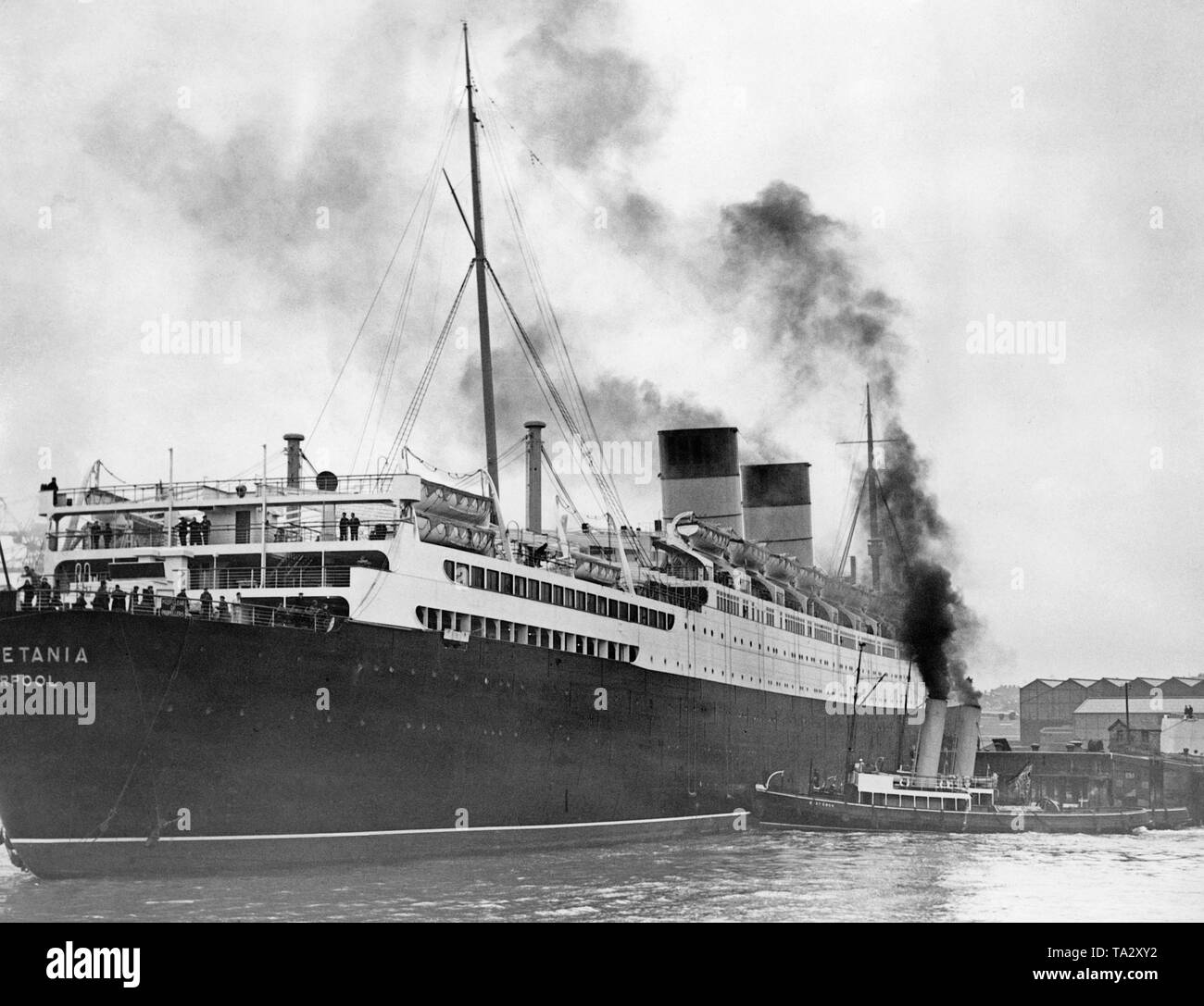 Le auretania «' de la ligne Cunard voyages à partir de l'aménagement du quai, chantier naval Cammell Laird & Company sur la Mersey à Liverpool, où son gouvernail sera installé. Banque D'Images