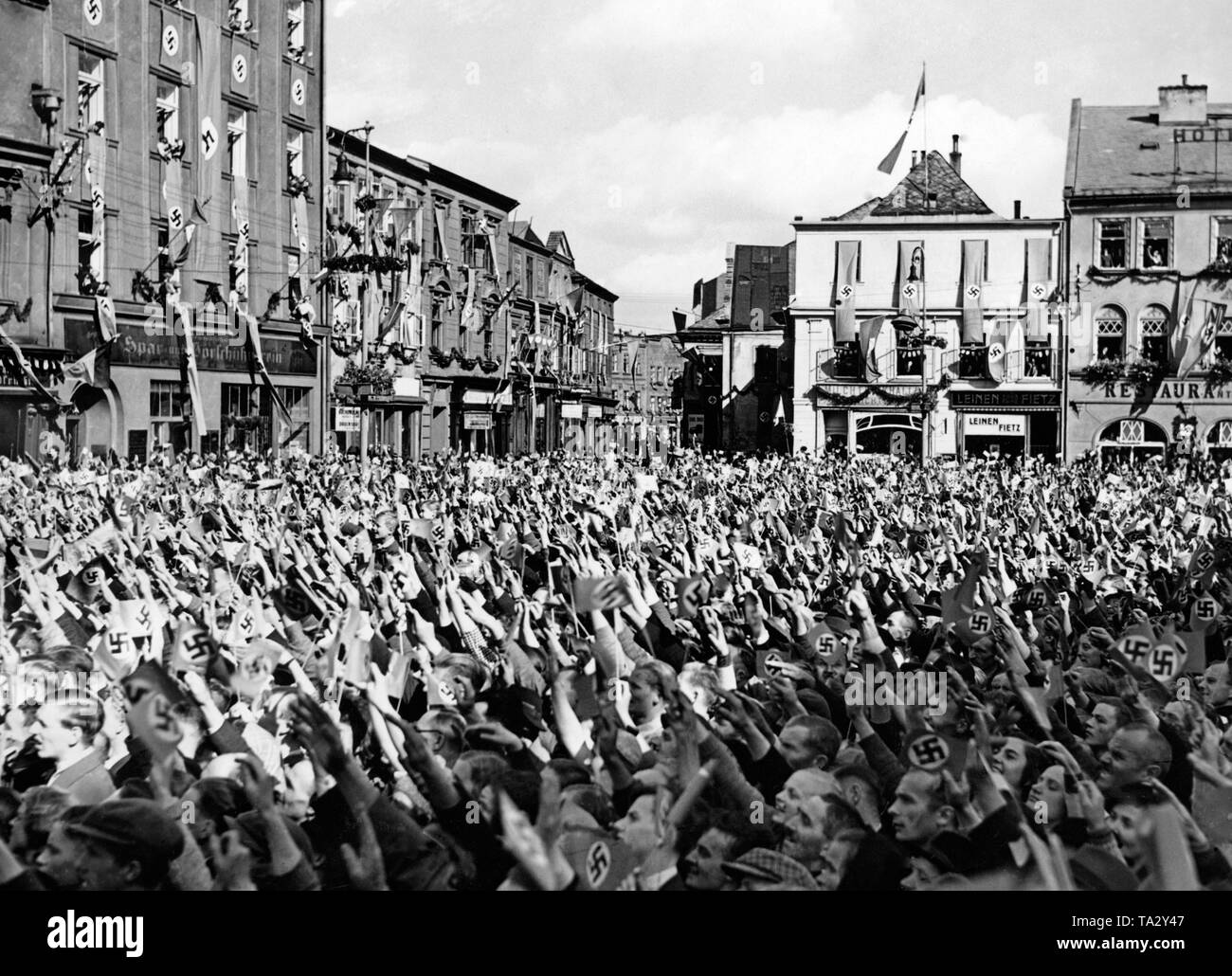 Vue sur la place du marché de Jaegerndorf (aujourd'hui Krnov) tandis que Adolf Hitler est un discours le 7 octobre 1938, lors de l'occupation des Sudètes. Les gens le saluent avec le salut nazi. Banque D'Images
