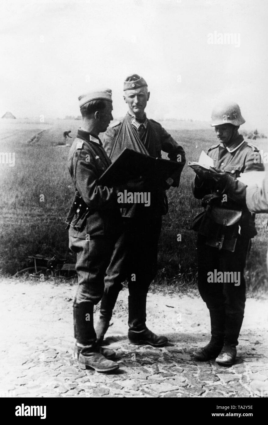 Au milieu d'un officier blessé, sur la droite un lieutenant qui prend des notes. Photo : correspondant de guerre c. Kuegelgen. Banque D'Images