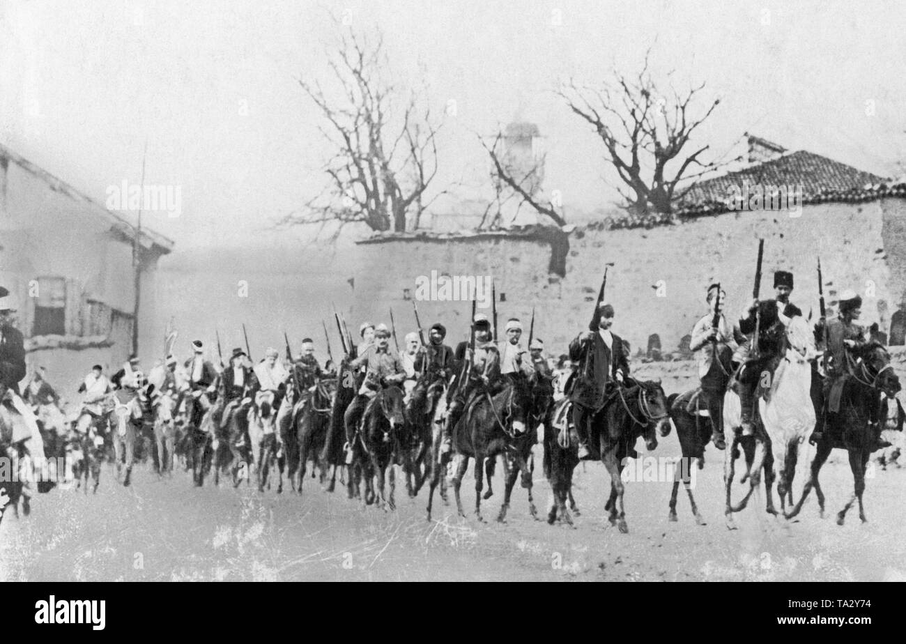 Photo d'une cavalerie turque chassant les Grecs. Banque D'Images
