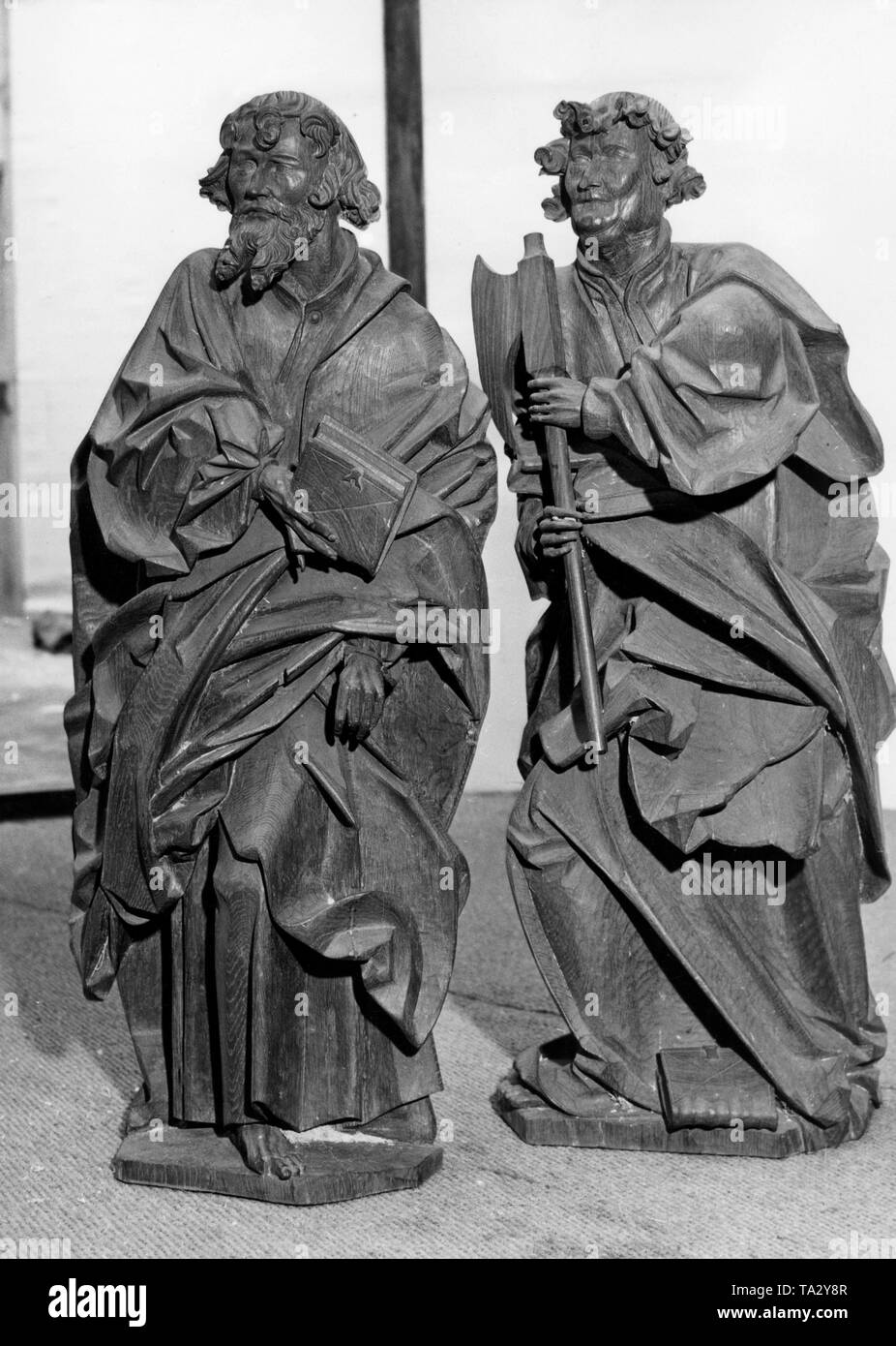 Deux figures en bois sculpté des douze apôtres de Claus Berg at de exposition 'Allemagne' de la cathédrale Guestrow, près de Rostock, la Prusse. Banque D'Images