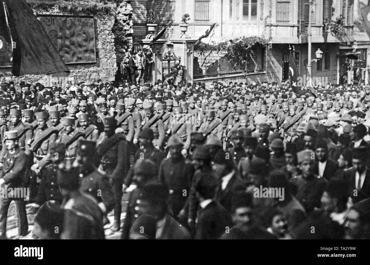 Photo de l'arrivée des troupes turques à Constantinople. Il annonce le début de la fondation de la Turquie moderne par Atatuerk. Banque D'Images