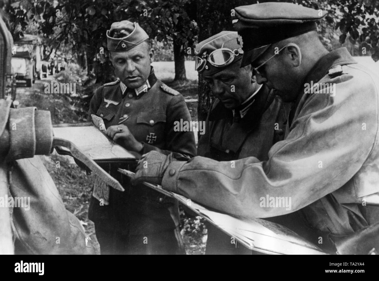 Les agents de la Wehrmacht d'information de groupe d'armées Nord près de la rivière à Karsava Ludza dans la Lettonie d'aujourd'hui. Photo : correspondant de guerre Koch. Banque D'Images