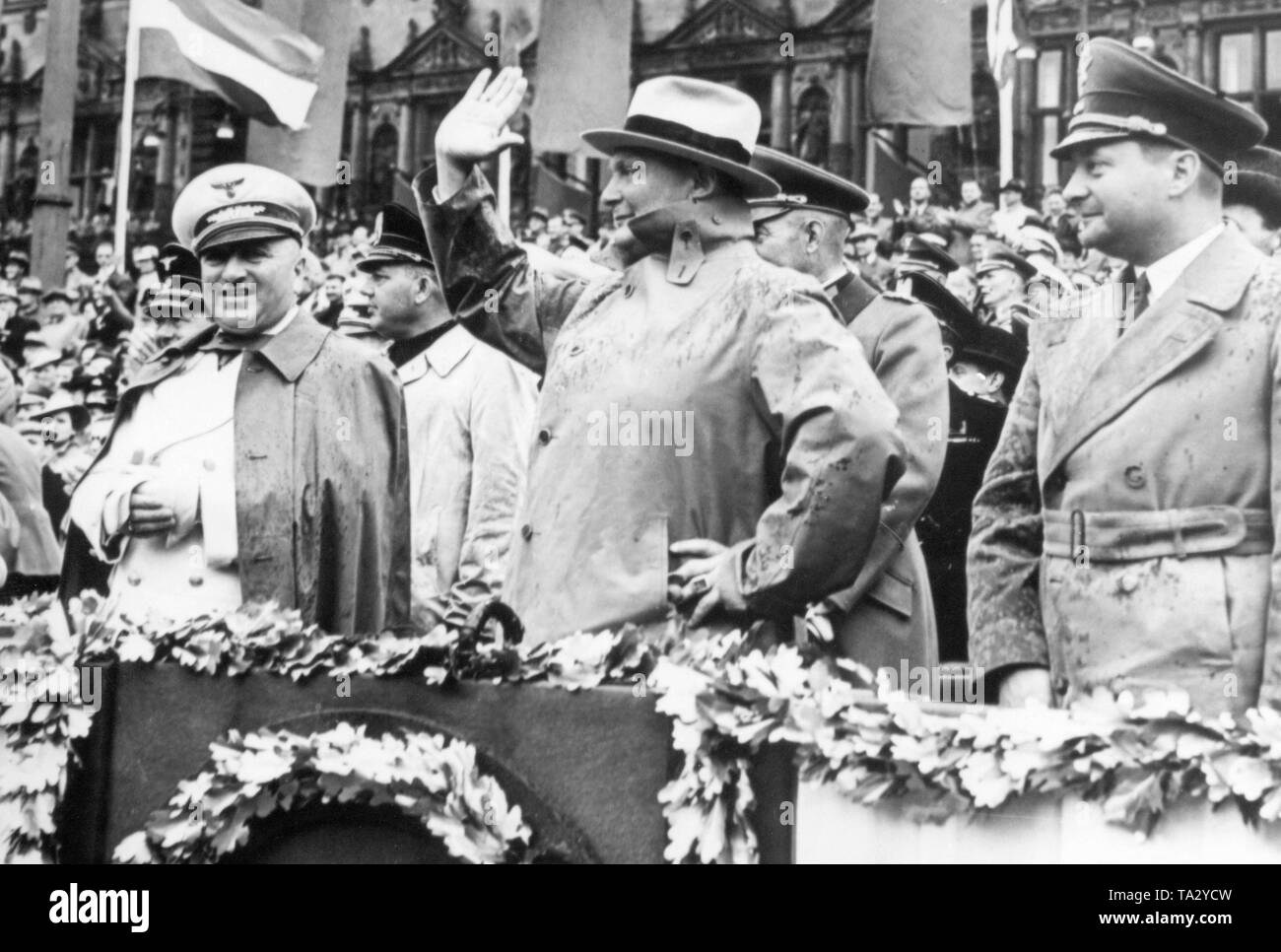 Hermann Goering prononçant un discours lors de la 5ème KdF Reichstag. À côté de lui sont Robert Ley (à gauche) et Karl Kaufmann (droite). Banque D'Images