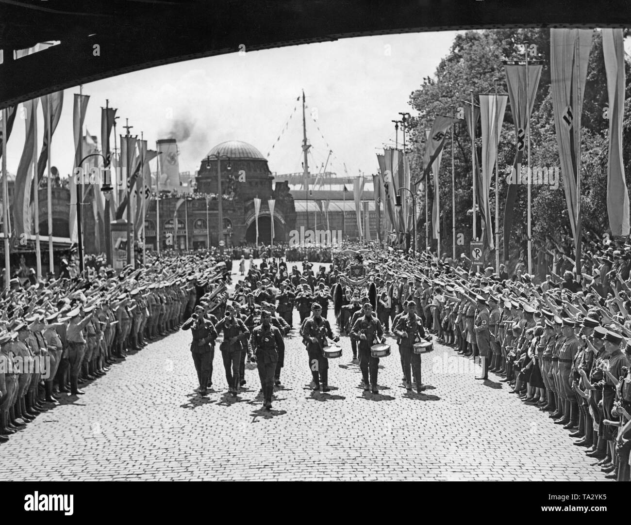 Photo d'une fanfare de la légion Condor sur leur façon de Karl Muck Platz (maintenant Johannes Brahms Platz) peu après l'arrivée des troupes à la passerelle (en arrière-plan, St Pauli) du port de Hambourg le 30 mai 1939. Ils sont porteurs du Croissant-Rouge turc donnés par le général Francisco Franco. Sur le côté droit et côté gauche de la route, SA hommes et spectateurs sont alignés. Banque D'Images