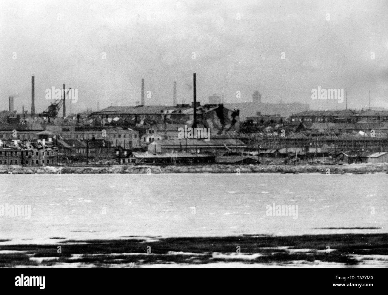 Vue de la ville, grâce à des jumelles. entouré Au premier plan, chantier d'installations. Photo de l'entreprise de propagande (PK) : correspondant de guerre Freytag. Banque D'Images