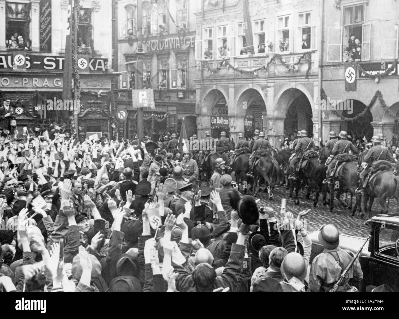 La cavalerie allemande entre dans la ville de Reichenberg (aujourd'hui Liberec) le 9 octobre 1938. Salut les gens acclamant les soldats avec le salut nazi. Banque D'Images