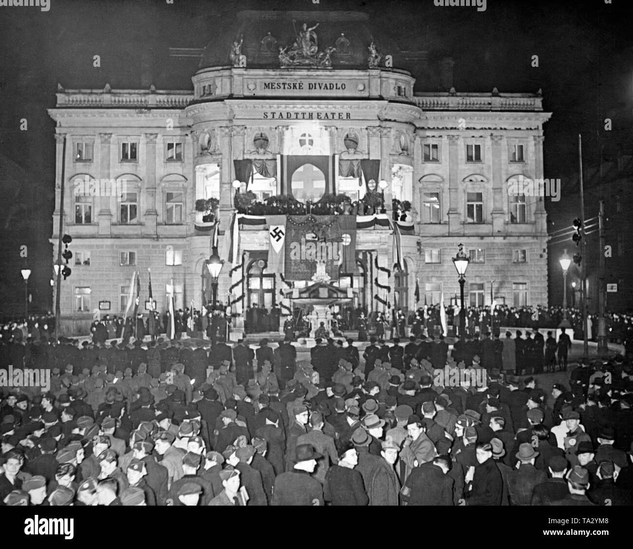 Fête nationale à l'occasion de la souveraineté de la Slovaquie : une cérémonie nationale a lieu devant le Théâtre National de Bratislava. En mars 1939, l'Etat slovaque est devenue indépendante sous la pression d'Hitler. Banque D'Images