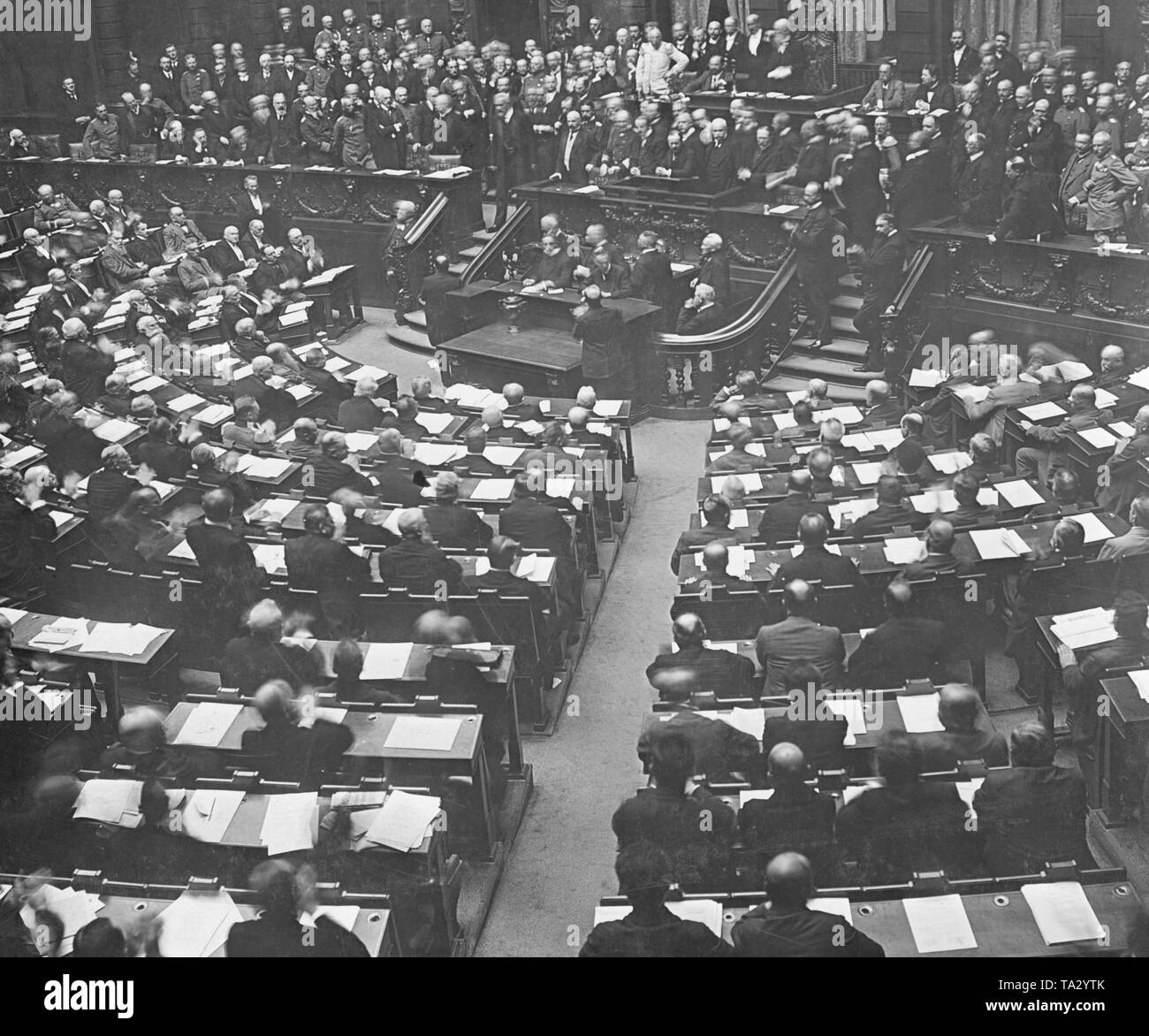 Quelques jours après le déclenchement de la guerre le chancelier du Reich Theobald von Bethmann Hollweg (debout à gauche de la tribune, la première du gouvernement établi) a reçu des applaudissements pour son discours. Banque D'Images