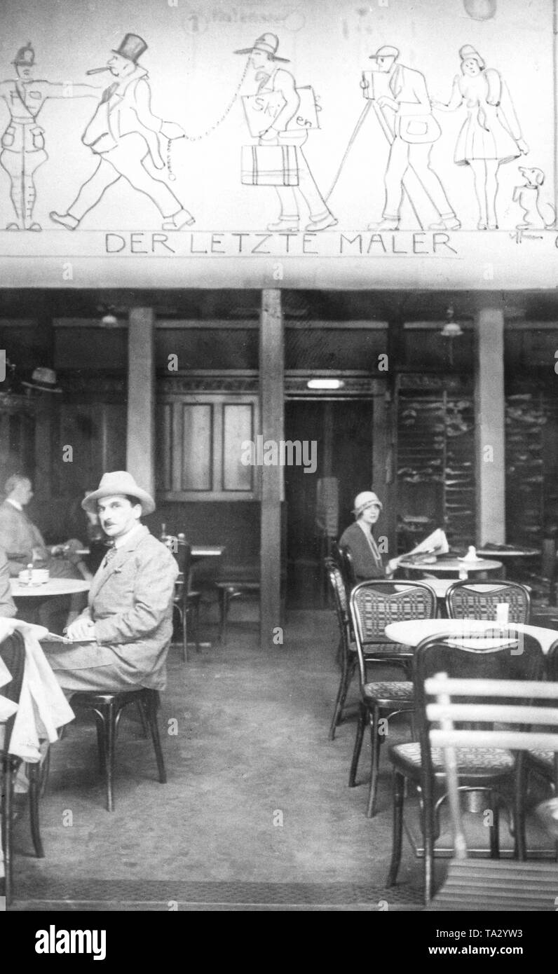 En 1916, le marchand Bruno Fiering a ouvert un café dans le Romanisches Haus dans le quartier de Charlottenburg. Le restaurant était populaire dans la scène de l'art de Berlin et parmi les intellectuels. Avec l'absence de soldats juifs sous le national-socialisme, le café a perdu son caractère de cafe pour les artistes. Banque D'Images