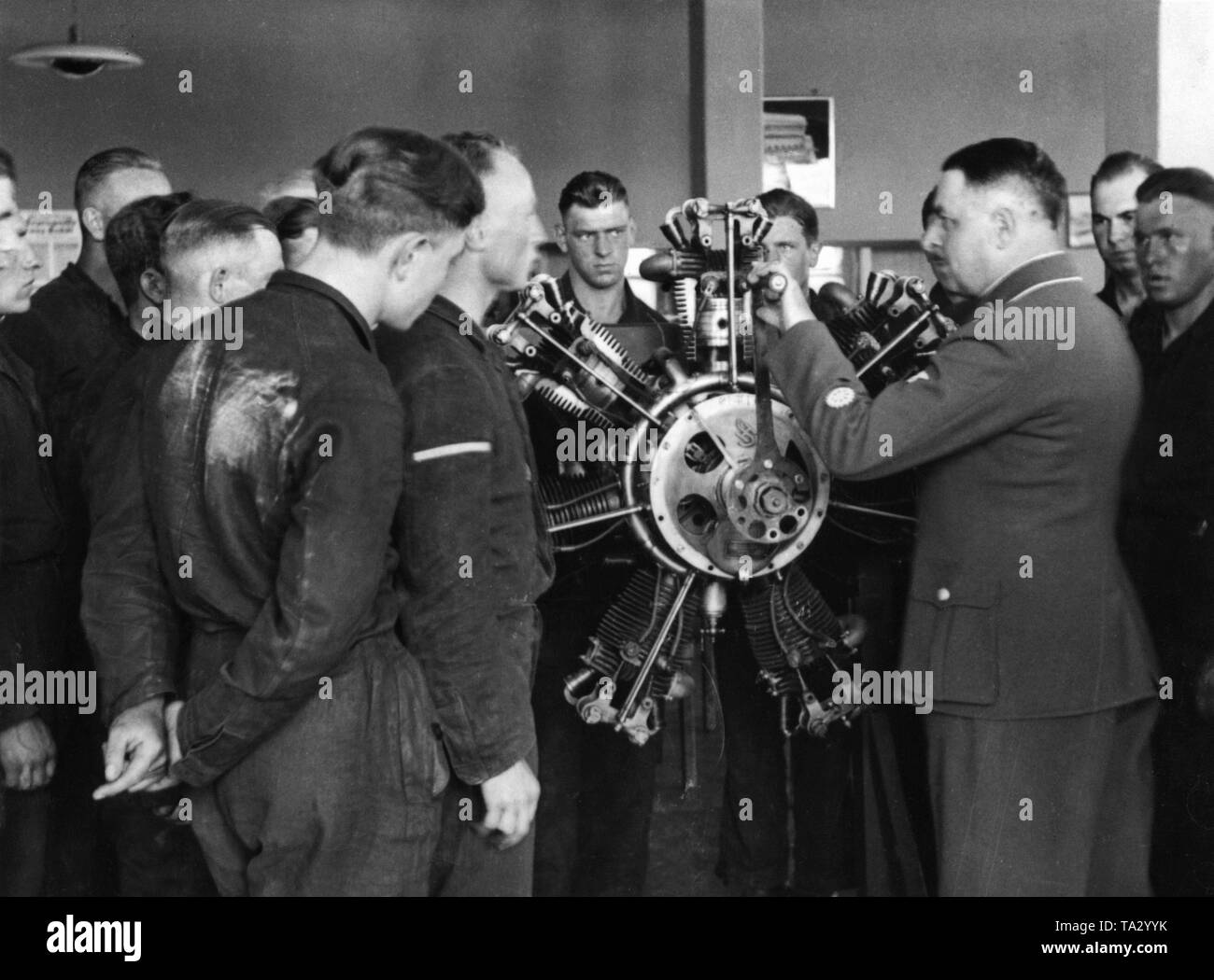 Les élèves-pilotes de la Luftwaffe ont une leçon au Modèle en coupe d'un moteur d'avion afin d'étudier sa structure et mode de fonctionnement. Banque D'Images
