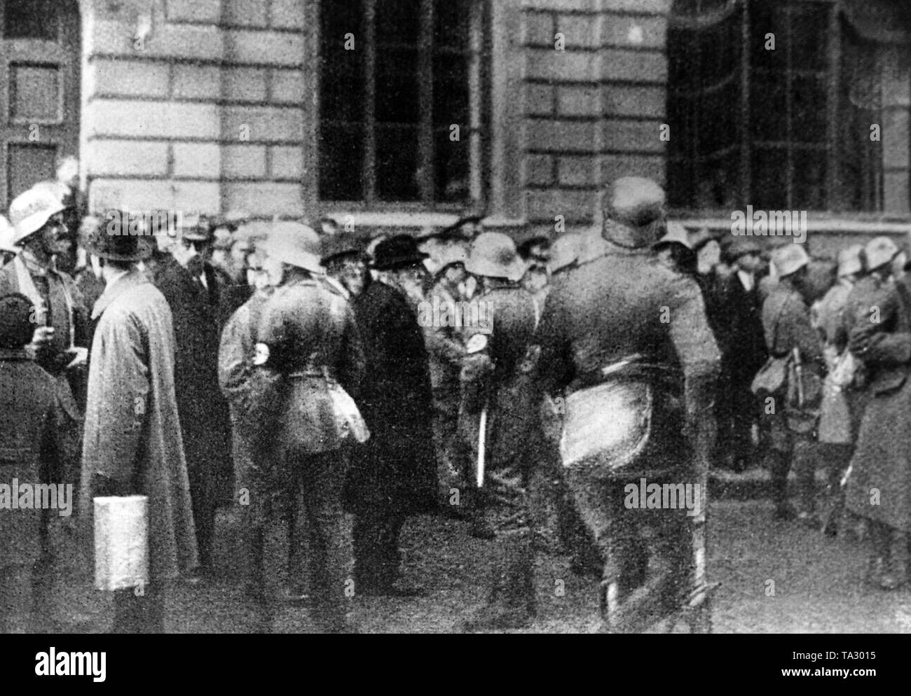 SA machine avec brassard à croix gammée au cours du putsch de la brasserie à l'Odeonsplatz à Munich. Dans l'arrière-plan la façade du ministère de la guerre. Banque D'Images