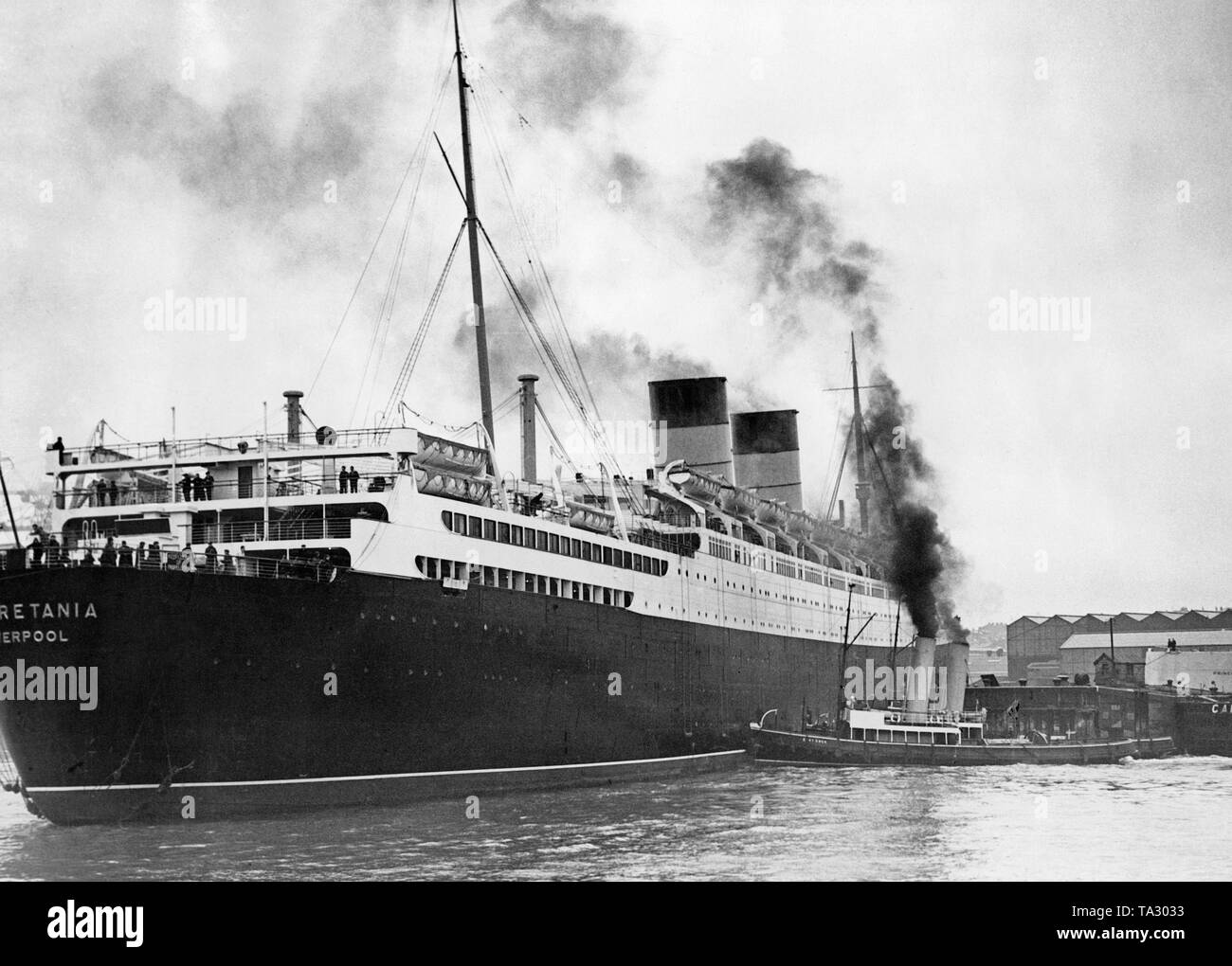 Le auretania «' de la ligne Cunard voyages à partir de l'aménagement du quai, chantier naval Cammell Laird & Company sur la Mersey à Liverpool, où son gouvernail sera installé. Banque D'Images