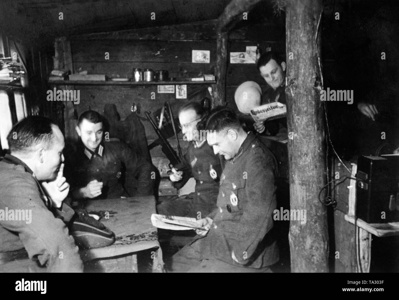Les officiers de la Wehrmacht, probablement le groupe d'armées Nord, dans un bunker près de Suchaja Wetoschj dans la région de Démiansk. Photo : correspondant de guerre Fenzke. Banque D'Images