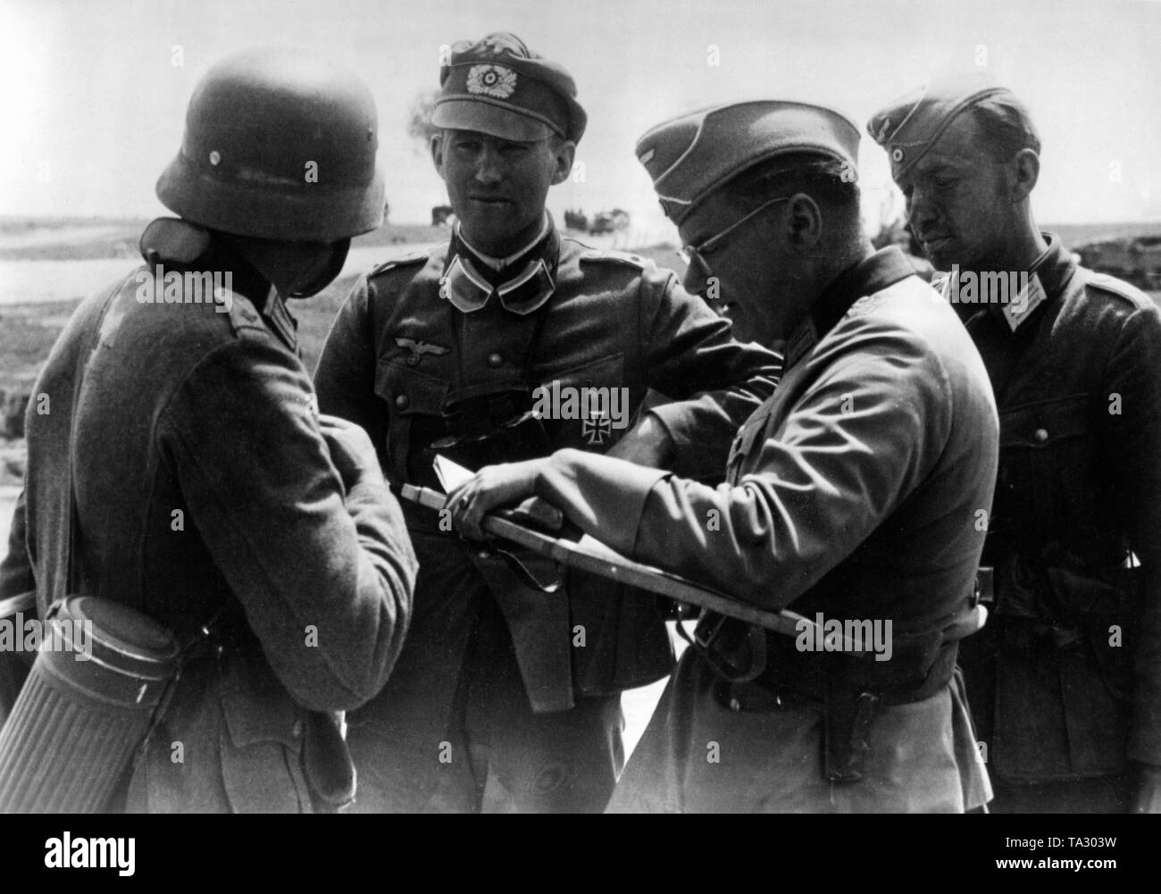 Le commandant d'un régiment d'infanterie (2e de gauche) ordonne une attaque. Photo : Le correspondant de guerre. Banque D'Images