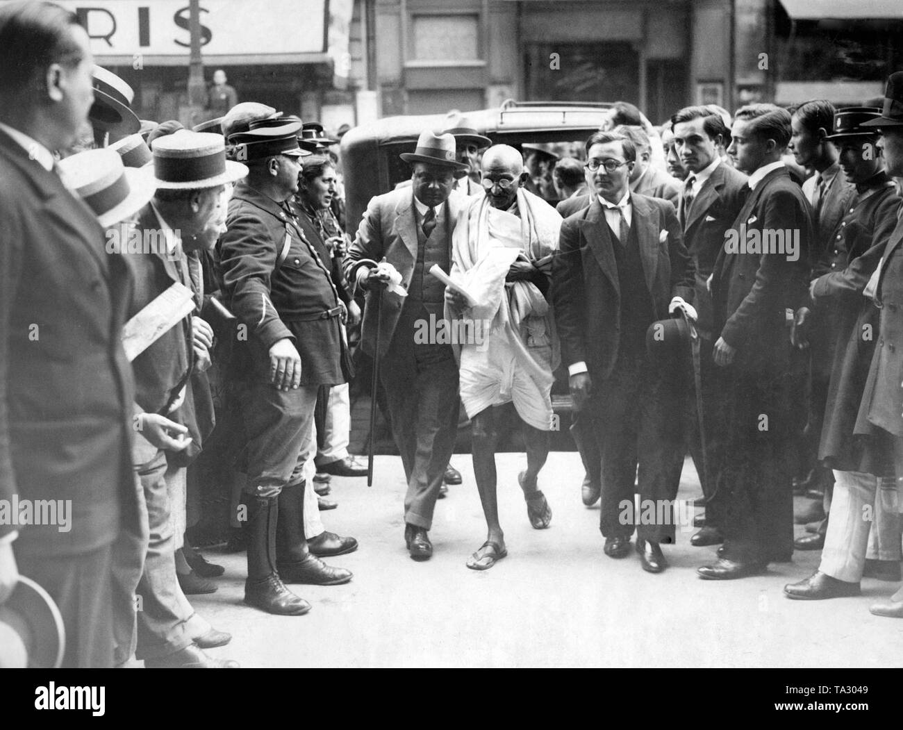 L'homme politique indien Mahatma Gandhi à Marseille. Il est en route pour Londres pour la Conférence de la Table ronde des Indiens. Gandhi a été nommé plusieurs fois pour le prix Nobel de la paix au cours de sa vie. Banque D'Images