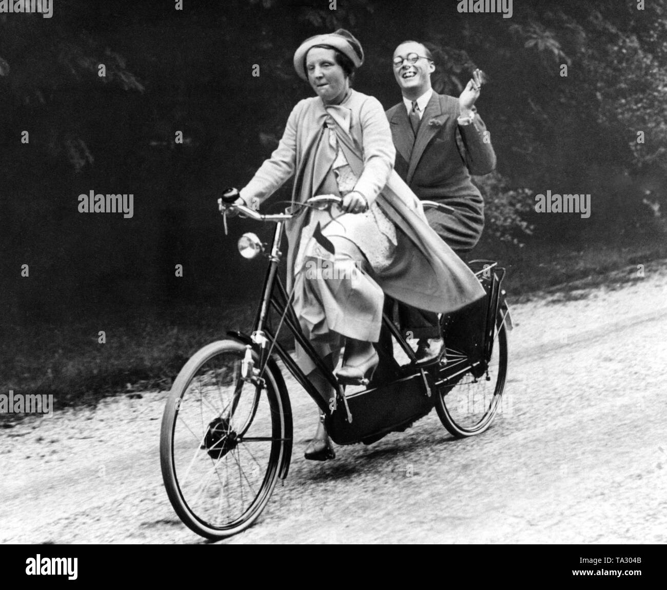La princesse Juliana des Pays-Bas et son futur époux le Prince Bernhard von Lippe-Biesterfeld rouler ensemble sur un tandem. Banque D'Images