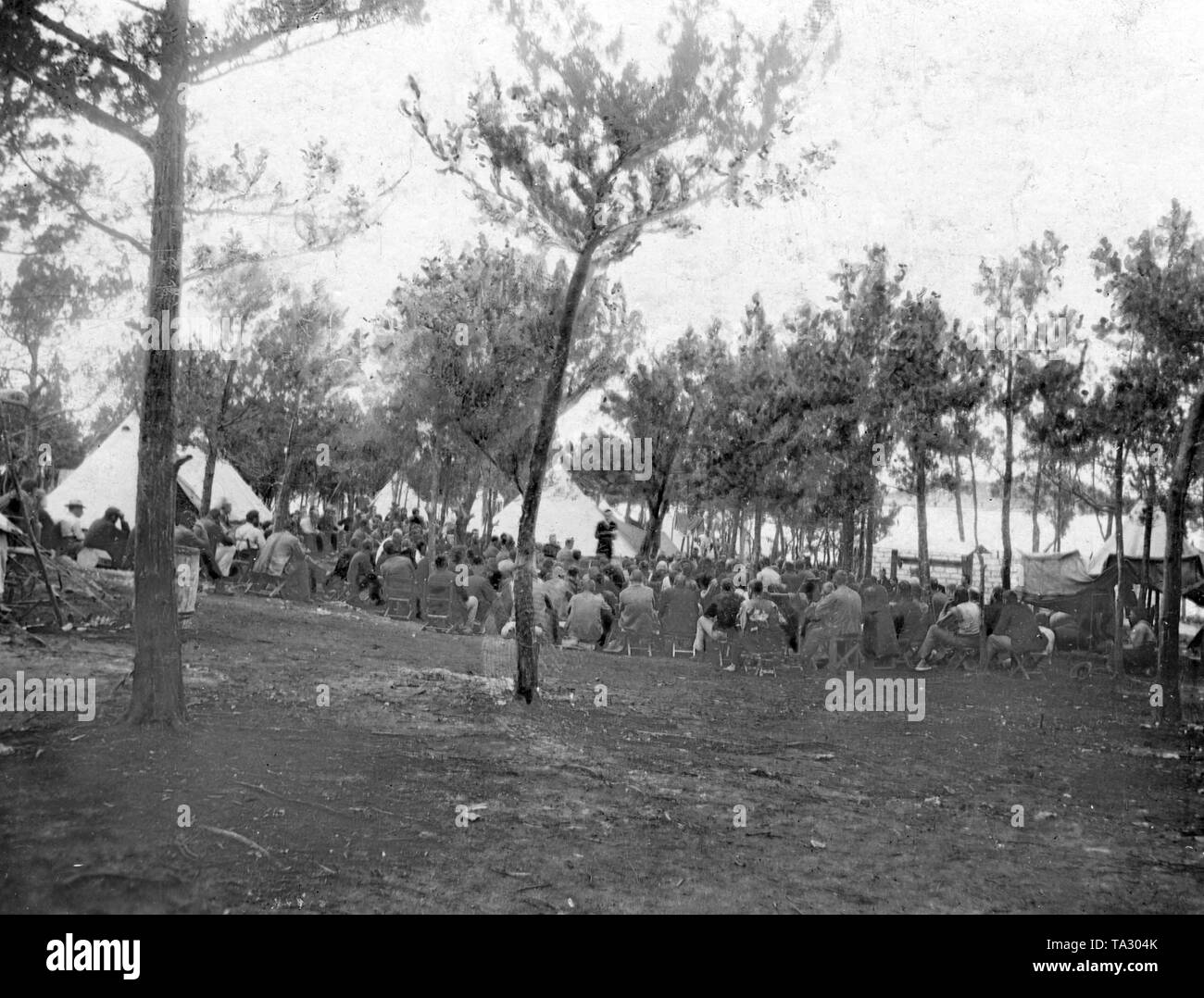 Boers capturés en provenance d'Afrique du Sud, camp de concentration, 1899-1902 : Boers dans un camp de prisonniers sur les Bermudes - le service divin à l'air libre. Banque D'Images