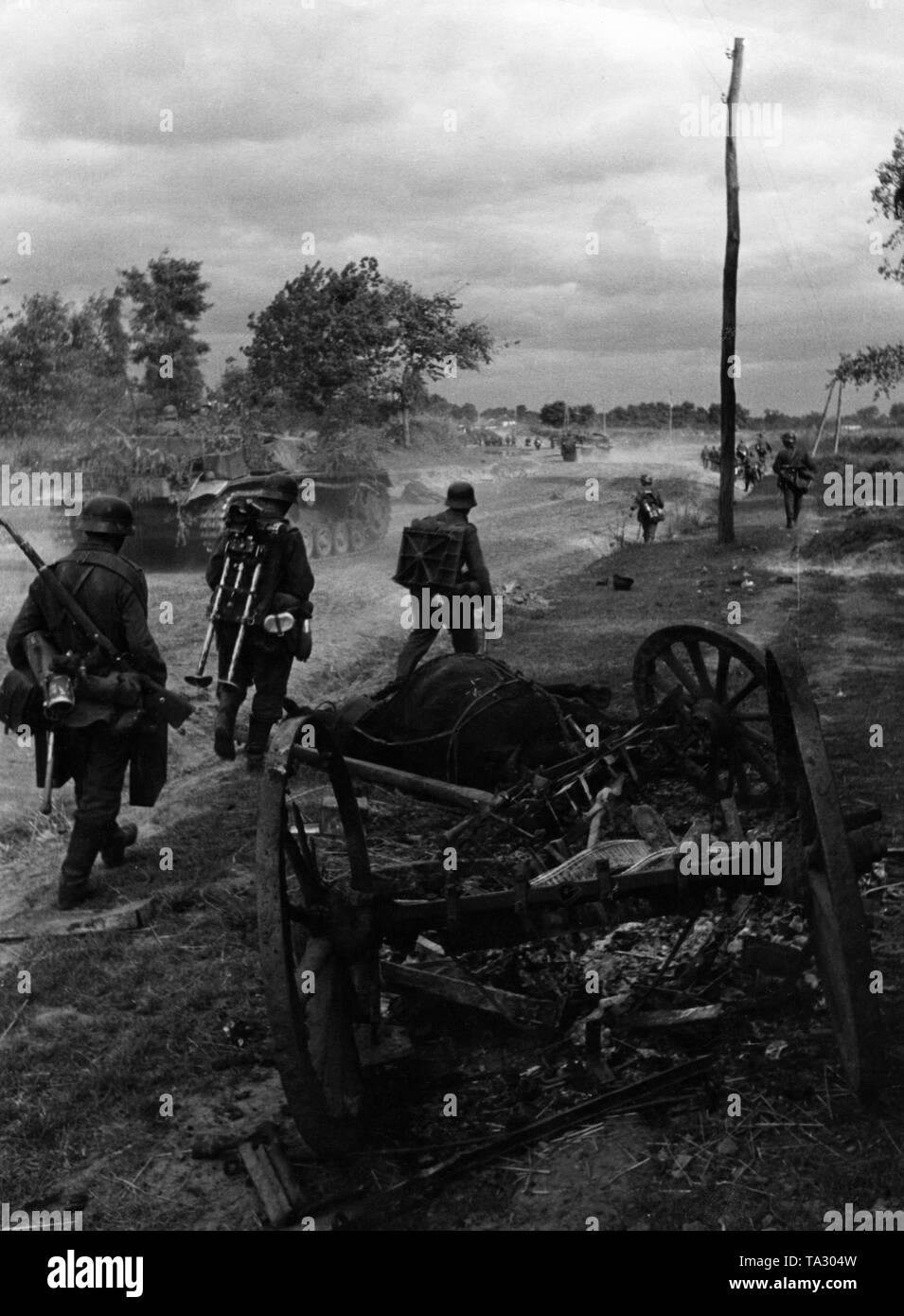 L'infanterie allemande et canons d'assaut sur l'avance en Ukraine. Les 2e et 3e soldat de la gauche portent un demontage Granatwerfer 34 lance-grenades. Banque D'Images