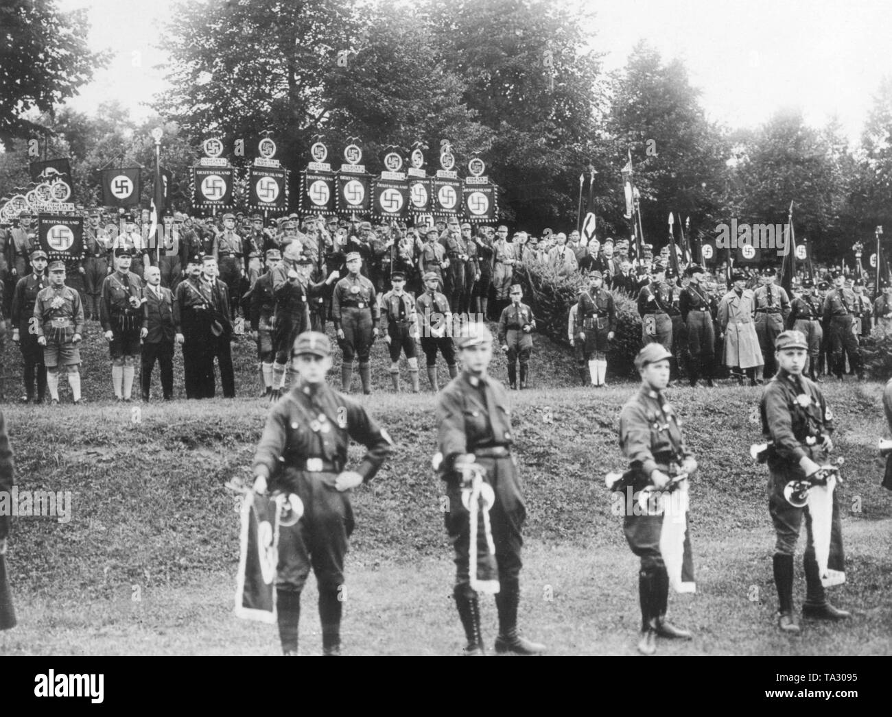Adolf Hitler a prononcé un discours lors de la manifestation du parti nazi à Nuremberg. Derrière lui est le chef suprême de SA Franz Pfeffer von Salomon, à sa gauche Julius Streicher et Rudolf Hess. Au premier plan sont les joueurs de cuivres. Banque D'Images