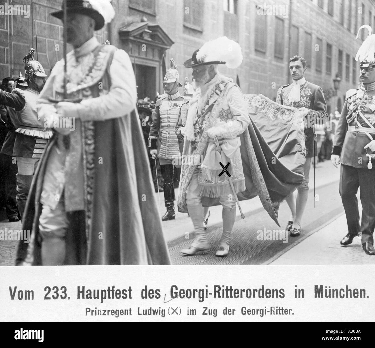 Cette photo montre le Prince Regent Louis de Bavière, plus tard le roi Louis III de Bavière (centre), dans la procession des Chevaliers de Saint Georges à la 23e festival principal de l'Ordre de Saint George à Munich. L'Ordre de Saint George est le plus célèbre parmi les ordres de chevalerie, dont le même nom a Saint George. L'ordre a été fondé au 12ème siècle à l'époque des Croisades. Le roi Louis II a renouvelé l'ordre en 1871. A partir de là, le devoir des membres de l'ordre n'était plus la défense de la foi chrétienne, mais la miséricorde. Dans l'arrière-plan, le Residenz. Banque D'Images