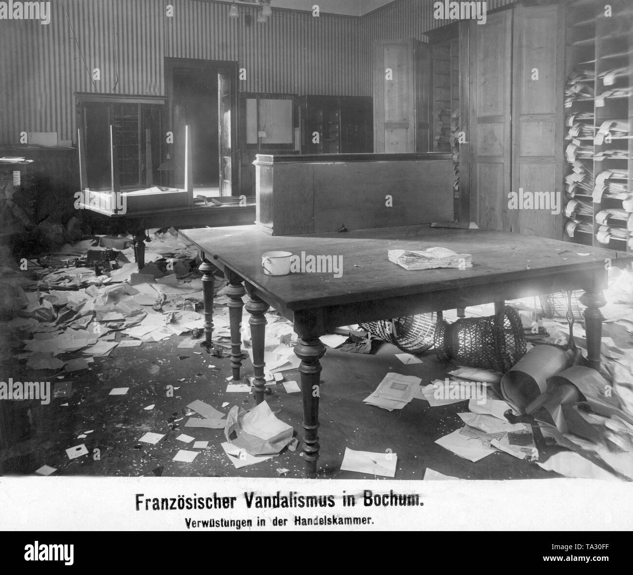 Le bureau de la Chambre de Commerce a été détruit pendant l'occupation de la Ruhr par des soldats de l'occupation française. Banque D'Images